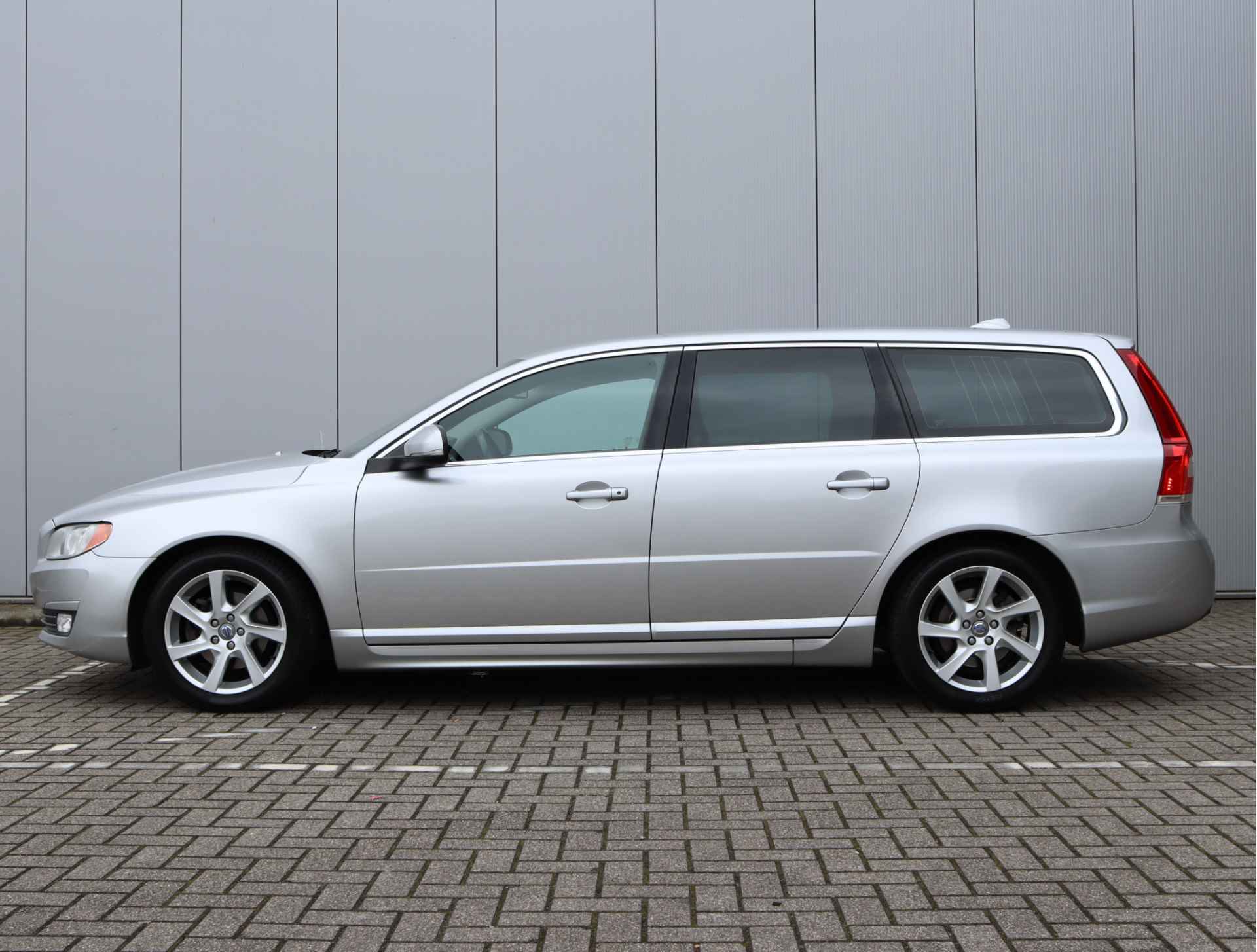 Volvo V70 1.6 D2 Nordic+ | Leder | Trekhaak | Standkachel - 11/43