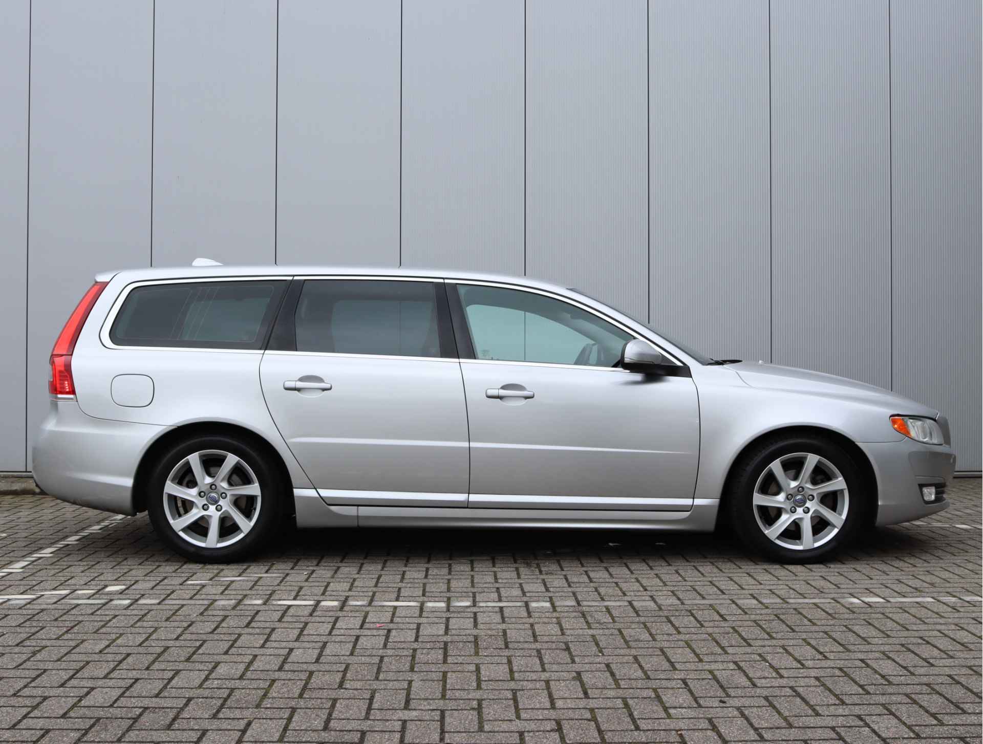 Volvo V70 1.6 D2 Nordic+ | Leder | Trekhaak | Standkachel - 12/43