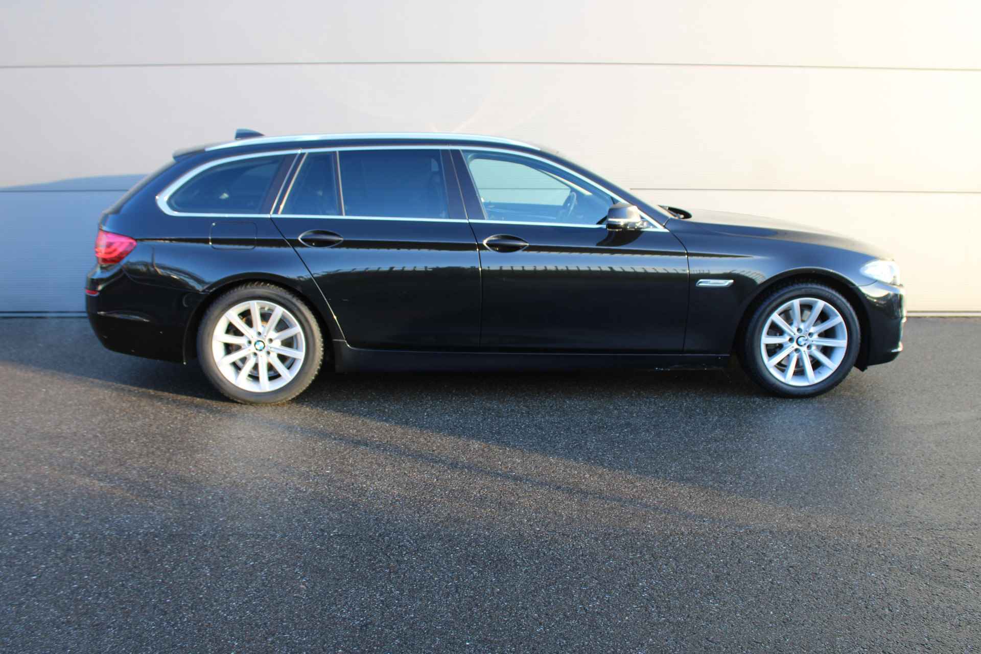 BMW 5 Serie Touring 520i Luxury Edition NAVI | TREKHAAK | PDC voor en achter | LEDER | - 4/30