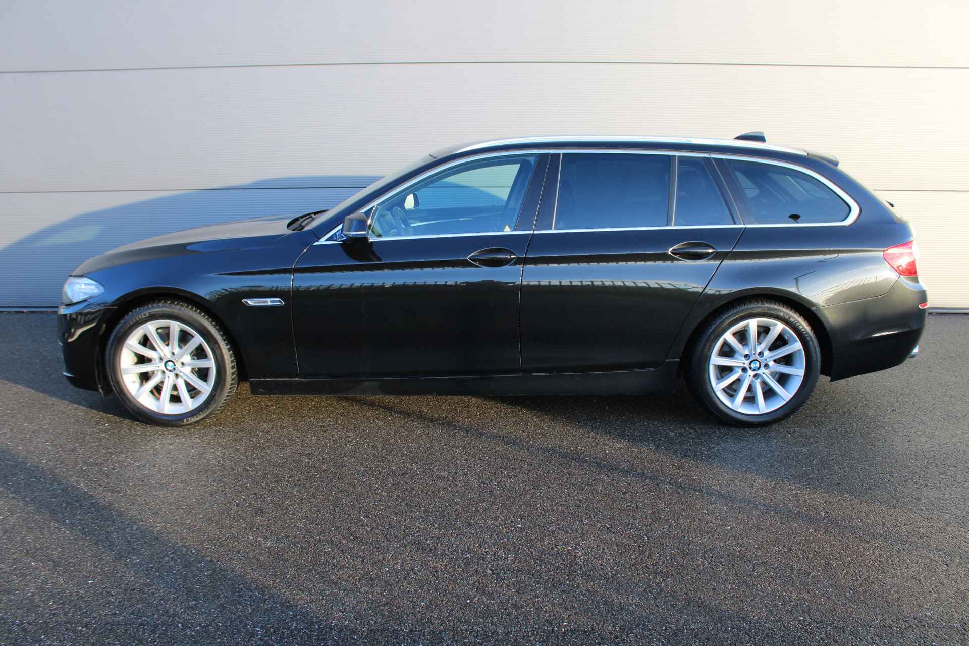 BMW 5 Serie Touring 520i Luxury Edition NAVI | TREKHAAK | PDC voor en achter | LEDER | - 6/30