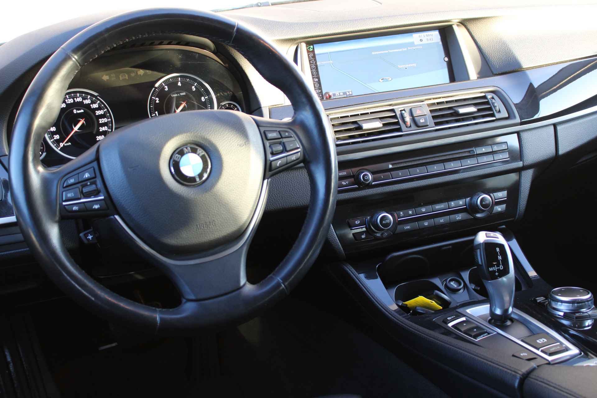 BMW 5 Serie Touring 520i Luxury Edition NAVI | TREKHAAK | PDC voor en achter | LEDER | - 8/30