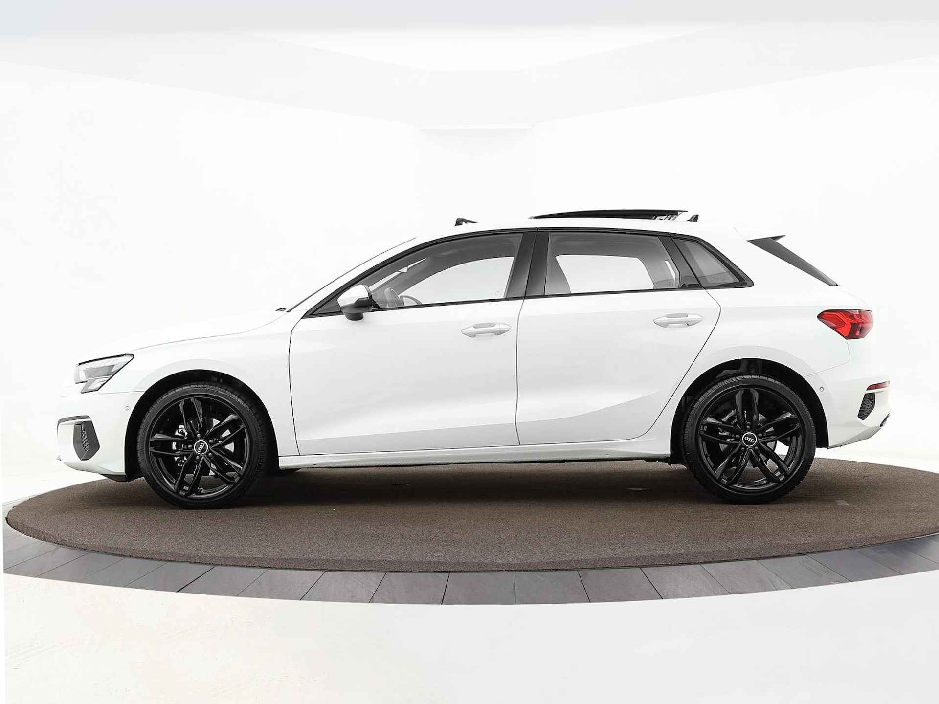 Audi A3 Sportback 30 TFSI Advanced edition | Panorama dak | Sportstoelen | Achteruitrijcamera | LM velgen 18" | - 24/31