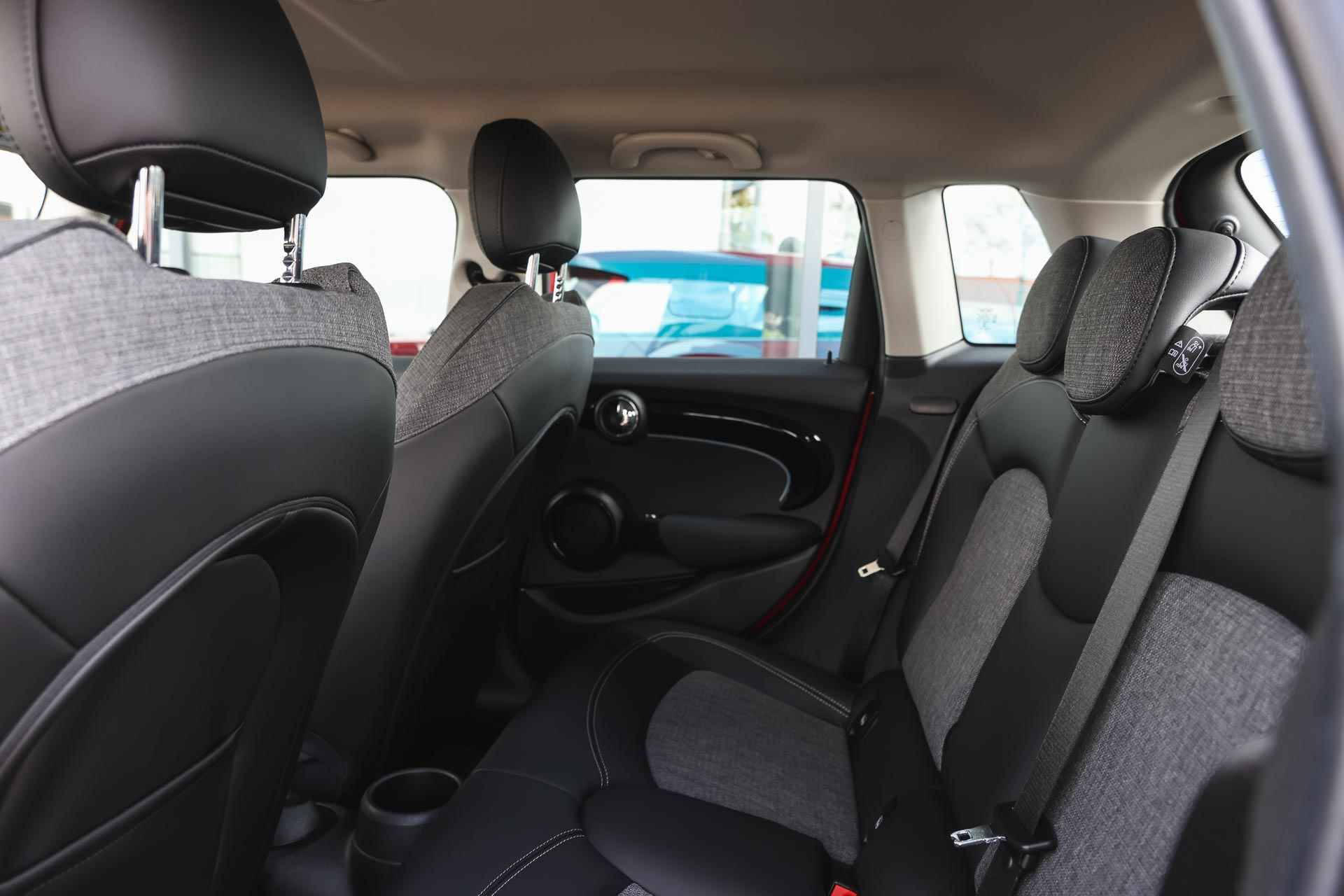 MINI Hatchback Cooper Classic Automaat / Sportstoelen / Cruise Control / LED / PDC achter / Navigatie / Airconditioning / Multifunctioneel stuurwiel - 13/27