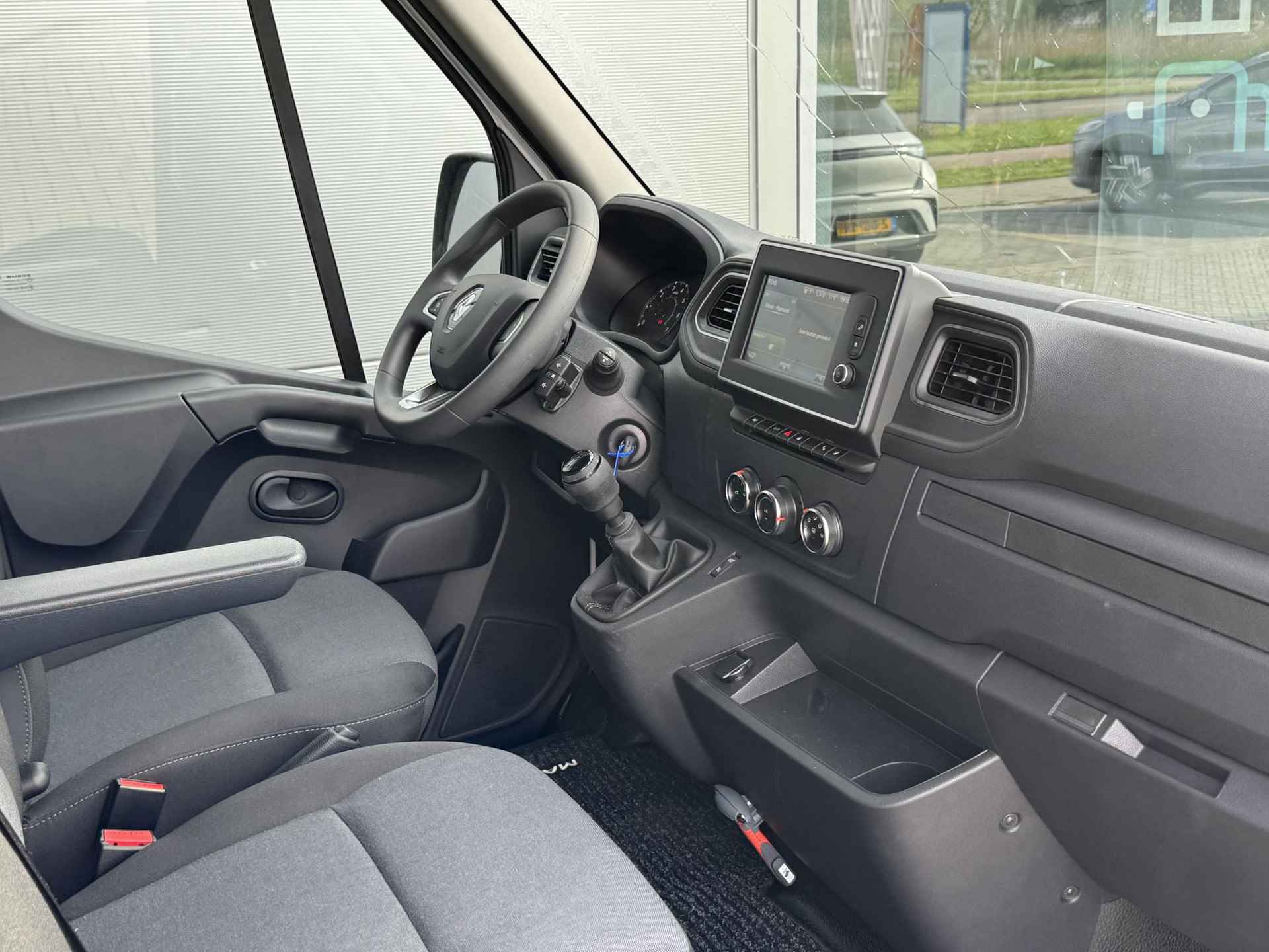 Renault Master 2.3 dCi 135 T35 L2H2 Work Edition | DEMO | AIRCO | CRUISE CONTROL | NAVIGATIE | CAMERA | PARKEER SENSOREN VOOR + ACHTER | - 12/17