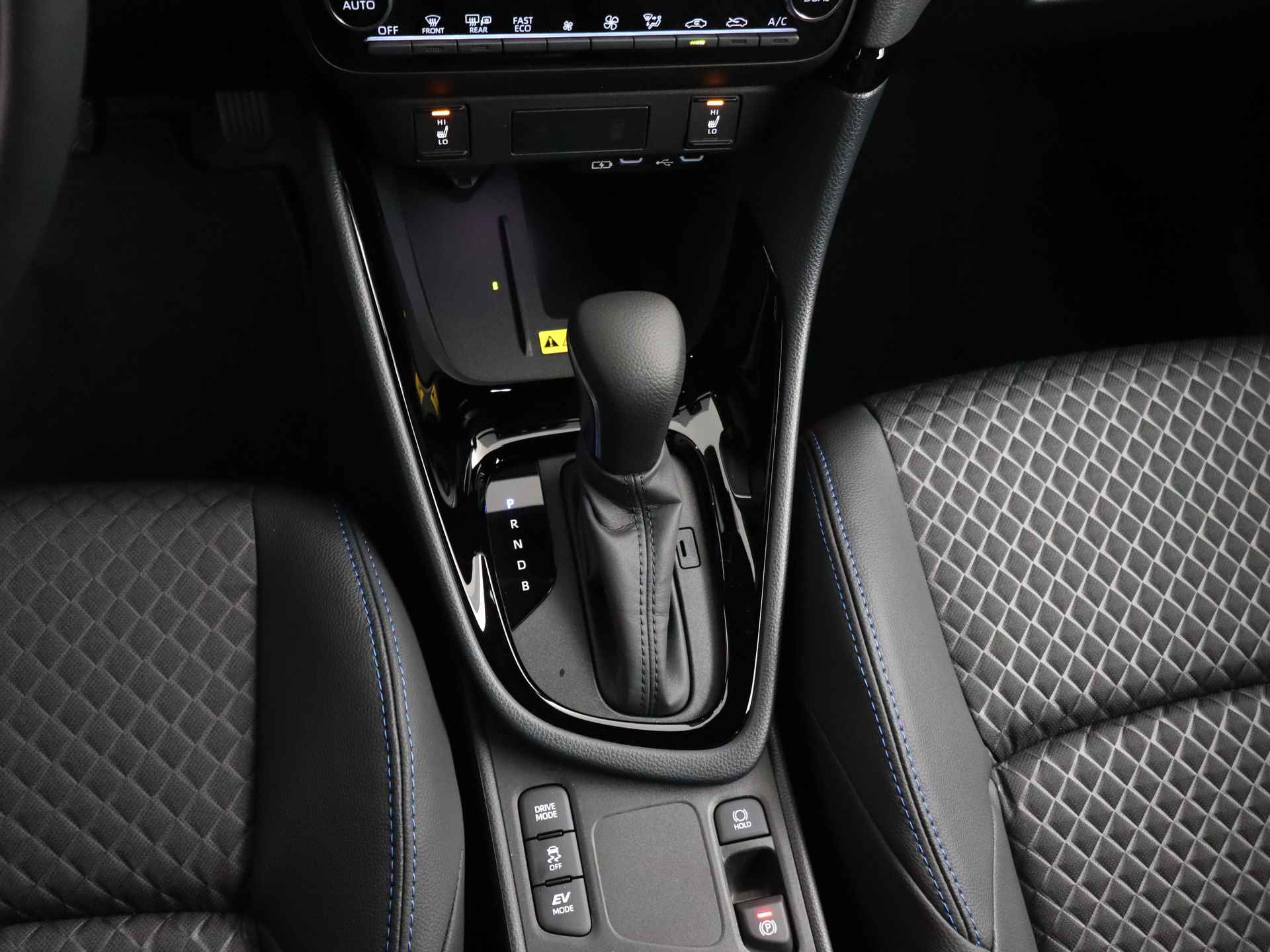 Toyota Yaris Hybrid 130 Launch Edition | DEMO | Navigatie | Parkeersensoren | - 9/37