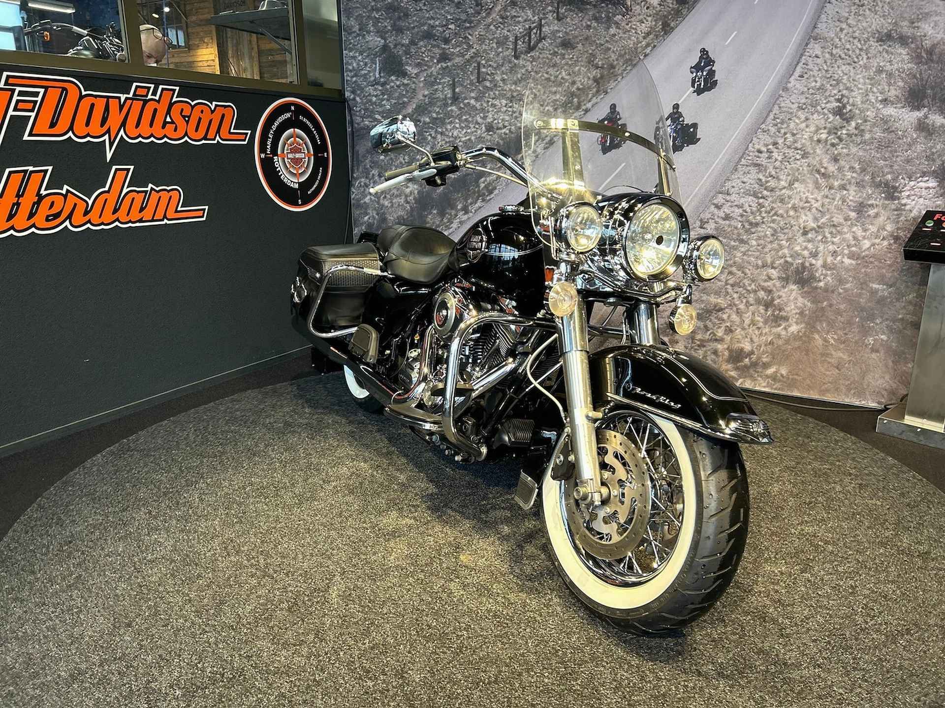 Harley-Davidson FLHRC Road King Classic - 2/15