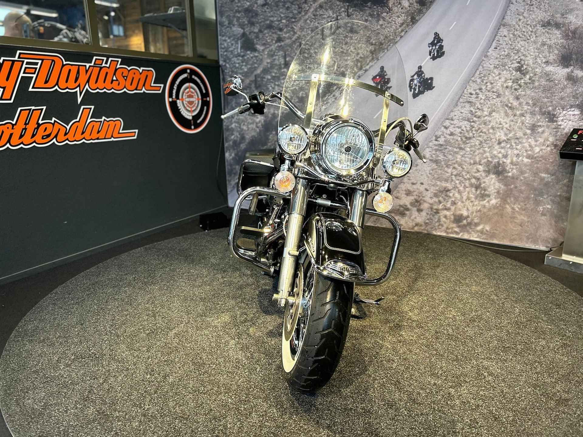 Harley-Davidson FLHRC Road King Classic - 3/15