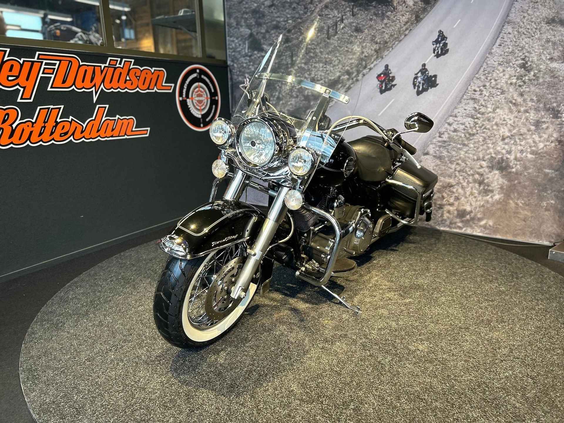 Harley-Davidson FLHRC Road King Classic - 4/15