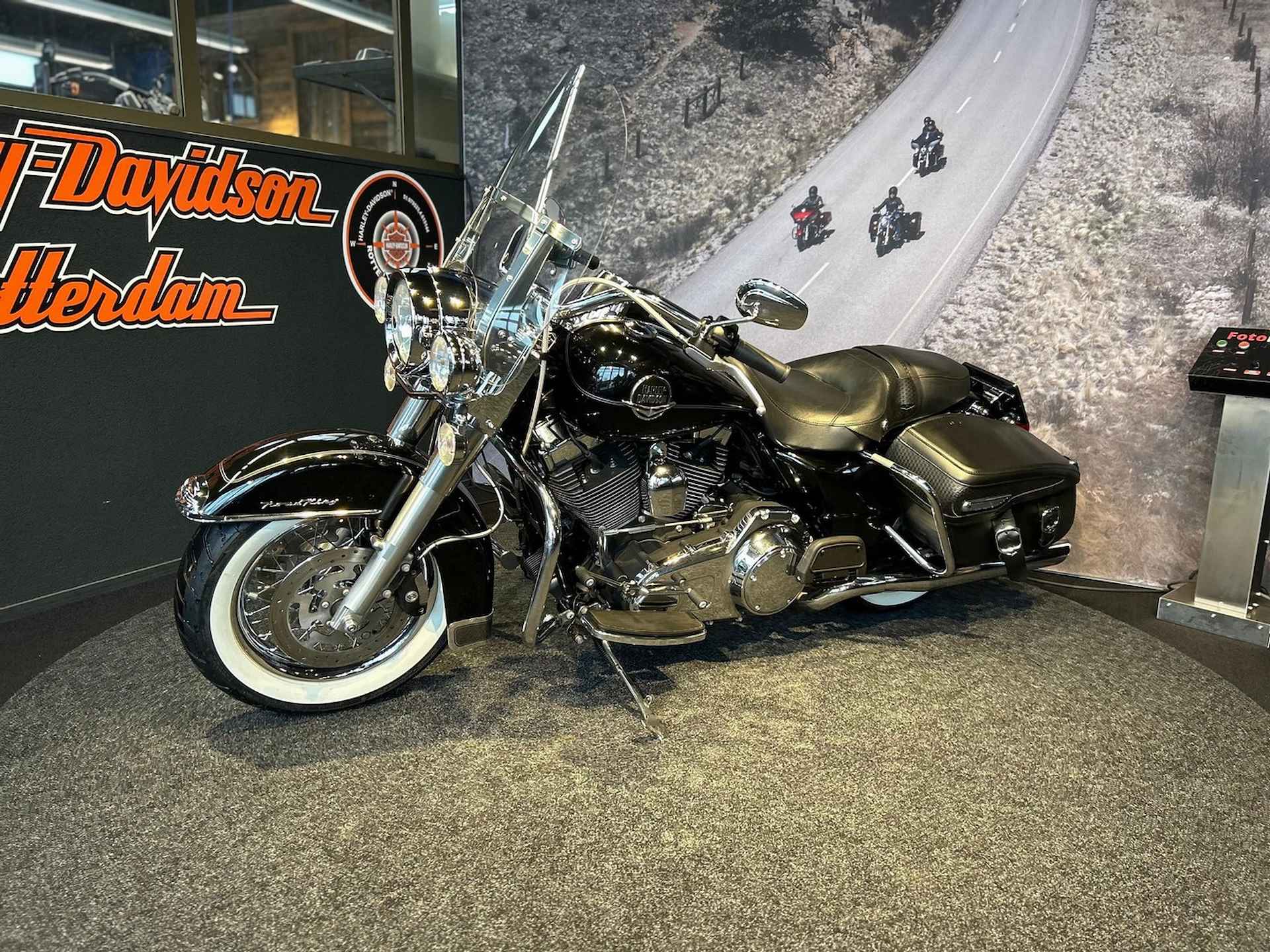 Harley-Davidson FLHRC Road King Classic - 5/15