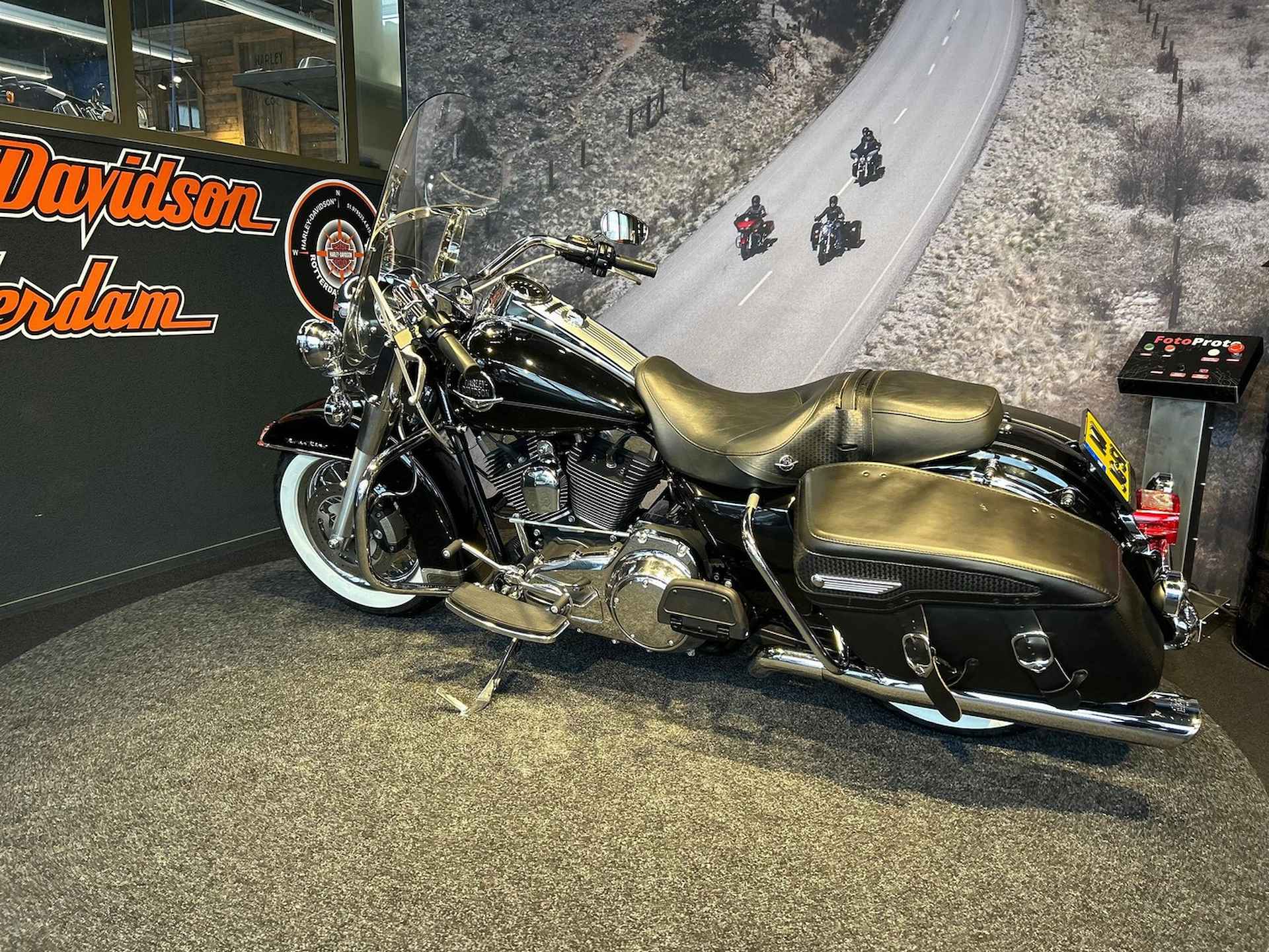 Harley-Davidson FLHRC Road King Classic - 6/15