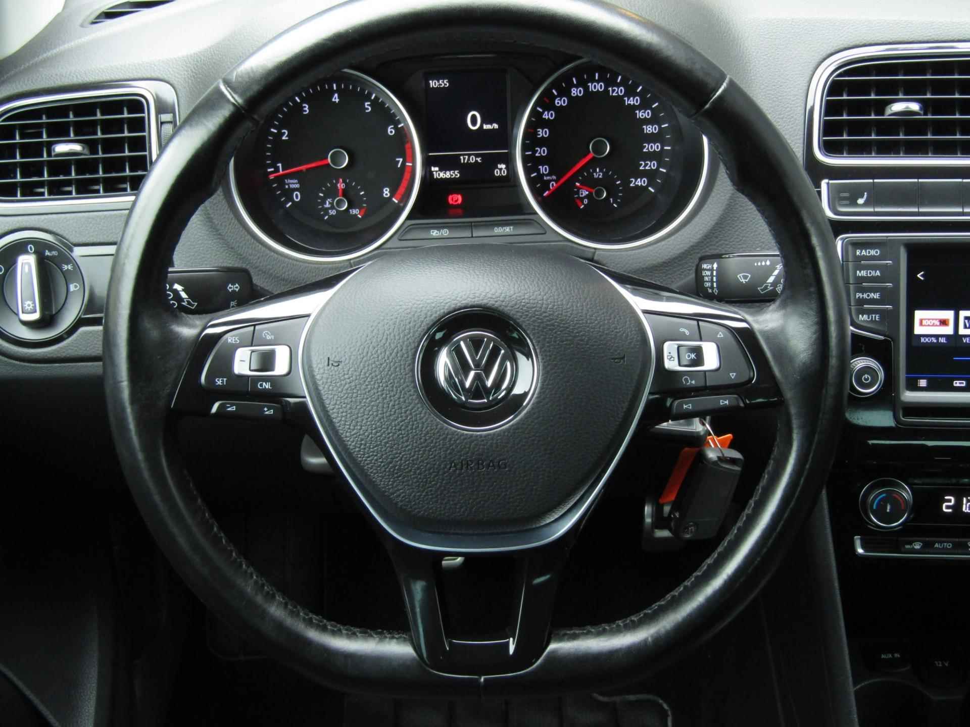 Volkswagen POLO 1.0 60PK SOUND | * CRUISE CONTROL * BLUETOOTH * PARKEERSENSOREN * MULTIFUNCTIONEEL STUURWIEL * STOEVERWARMING * - 7/24