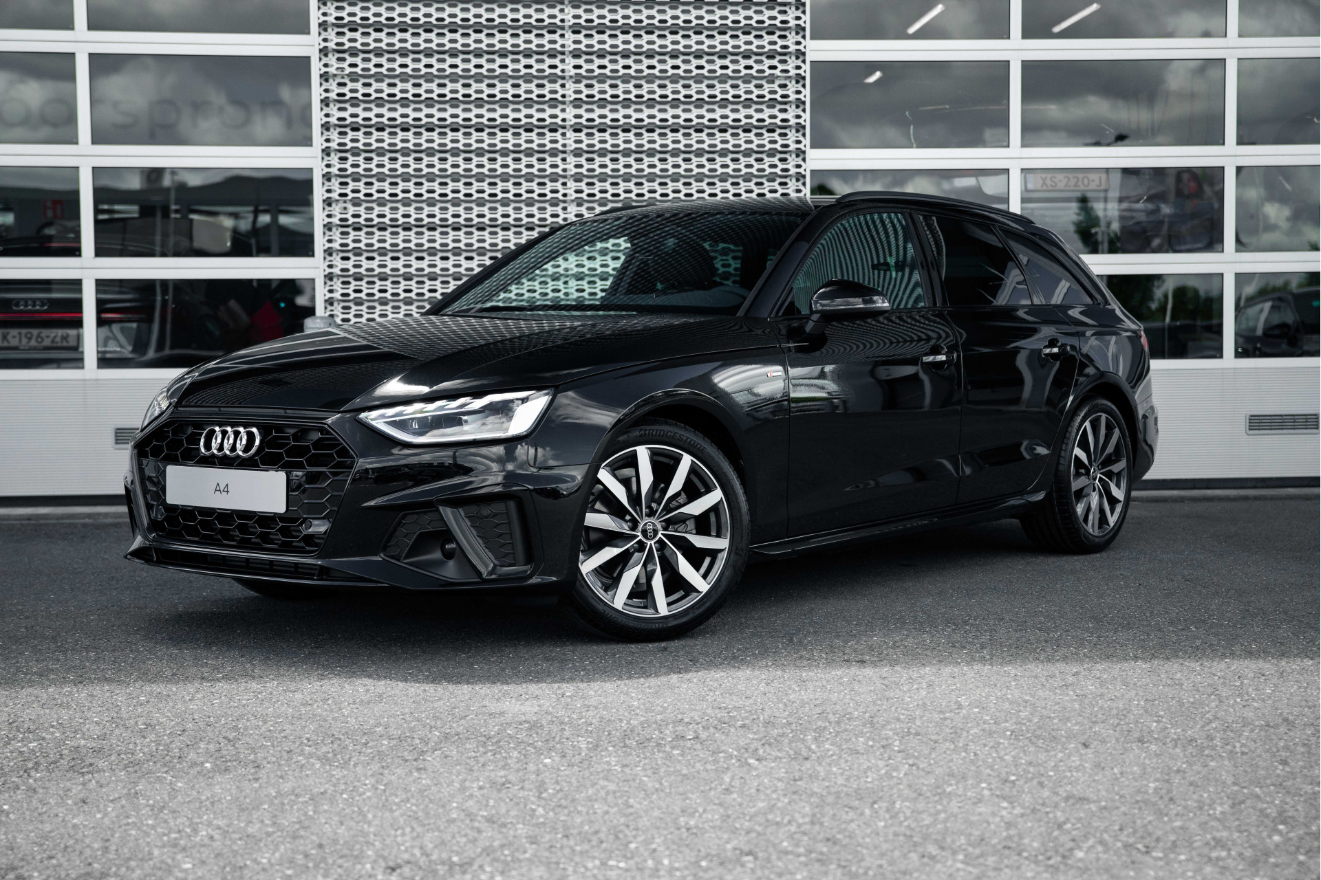 Audi A4 Avant 35 TFSI 150pk S edition Competition | Stoelverwarming | Cruise control | Navigatie | Smartphone interface | Optiek zwart