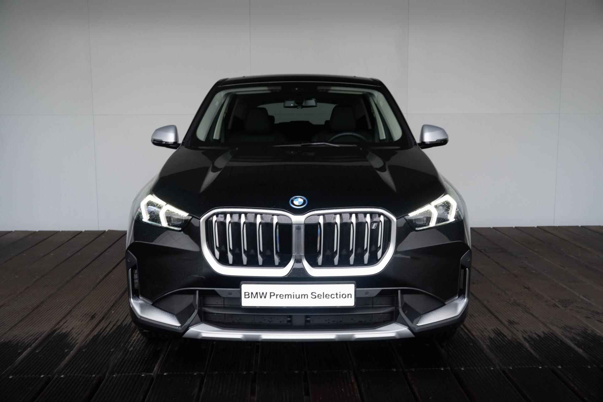 BMW iX1 xDrive30 Premium Pack / Glazen panoramadak / Verwarmde voorstoelen / Draadloos oplaadstation | Showroom Sale - 3/30