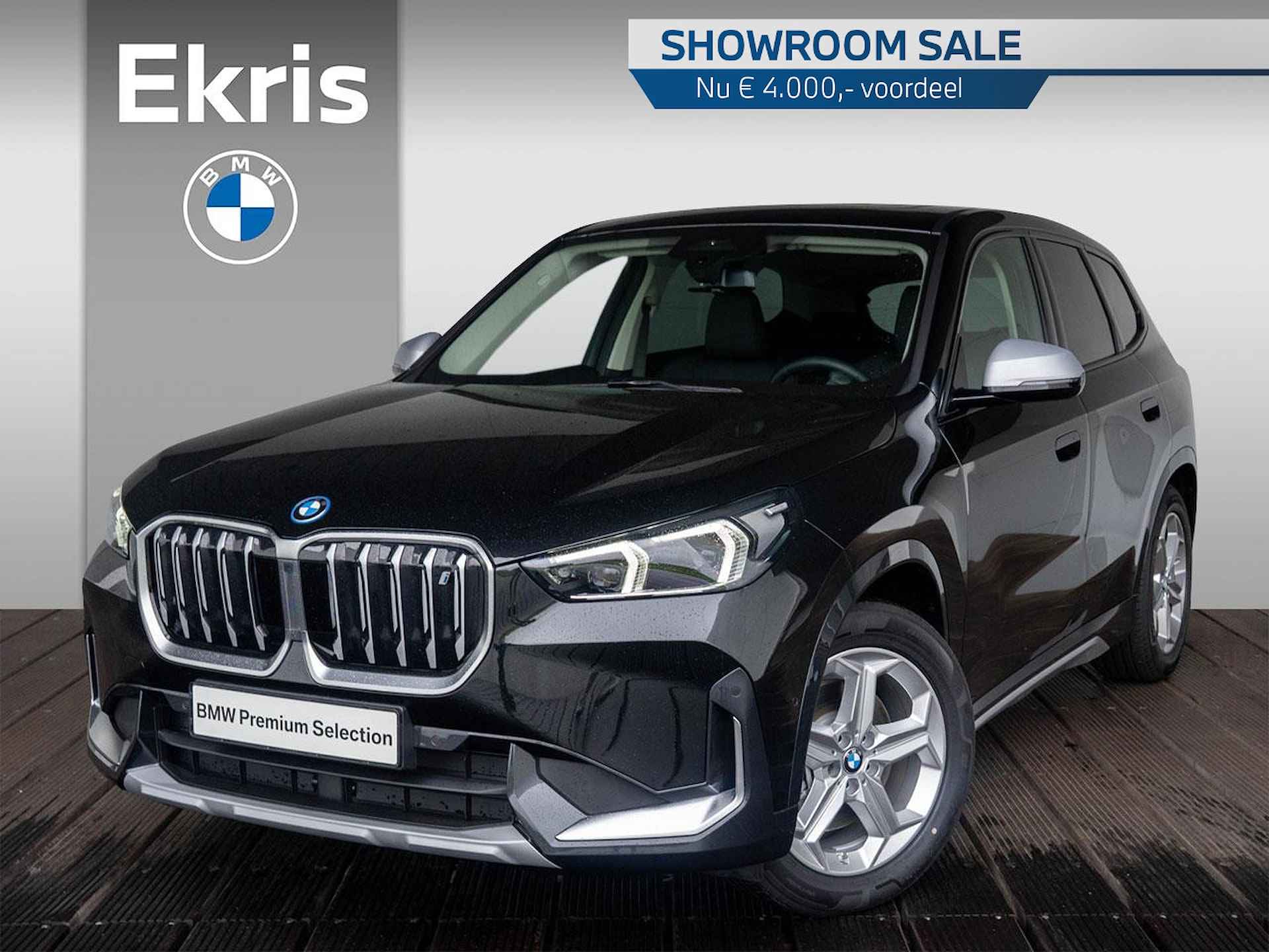 BMW iX1 xDrive30 Premium Pack / Glazen panoramadak / Verwarmde voorstoelen / Draadloos oplaadstation | Showroom Sale - 1/30