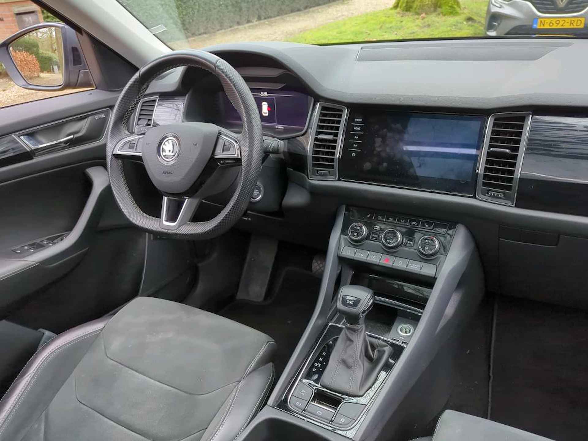 Škoda Kodiaq 1.5 TSI Business Edition Plus DSG/ Metallic/ Int. Velours/ Digitale cockpit/ Do Glas/   Led/ Panoramadak/  Camera/  Zwenkhaak/ Parkeersensoren/ 19 lmv - 15/19