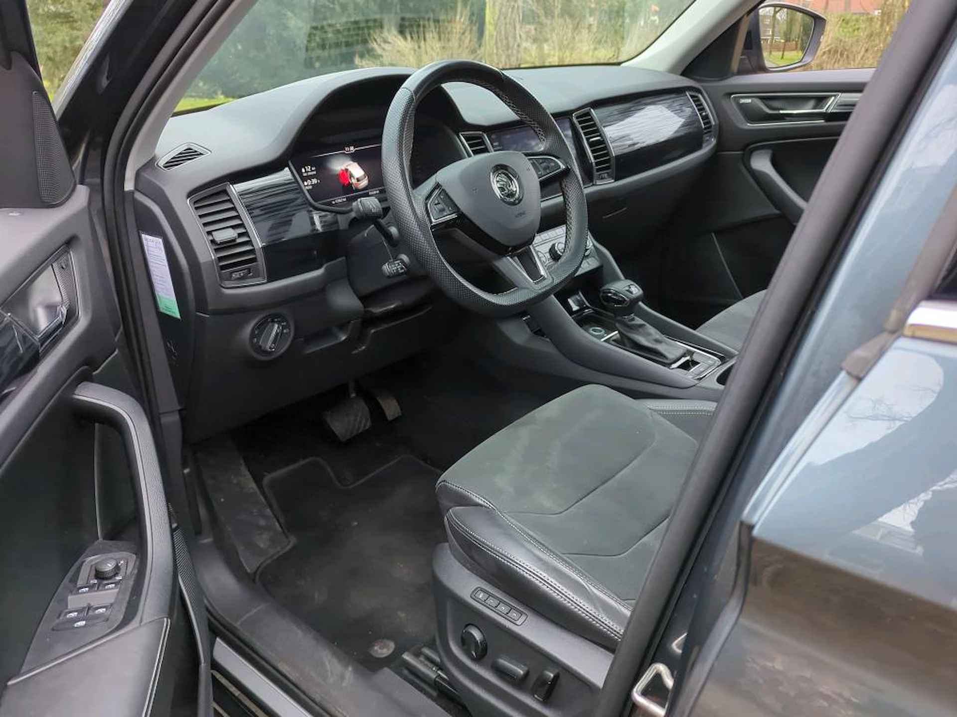 Škoda Kodiaq 1.5 TSI Business Edition Plus DSG/ Metallic/ Int. Velours/ Digitale cockpit/ Do Glas/   Led/ Panoramadak/  Camera/  Zwenkhaak/ Parkeersensoren/ 19 lmv - 16/19