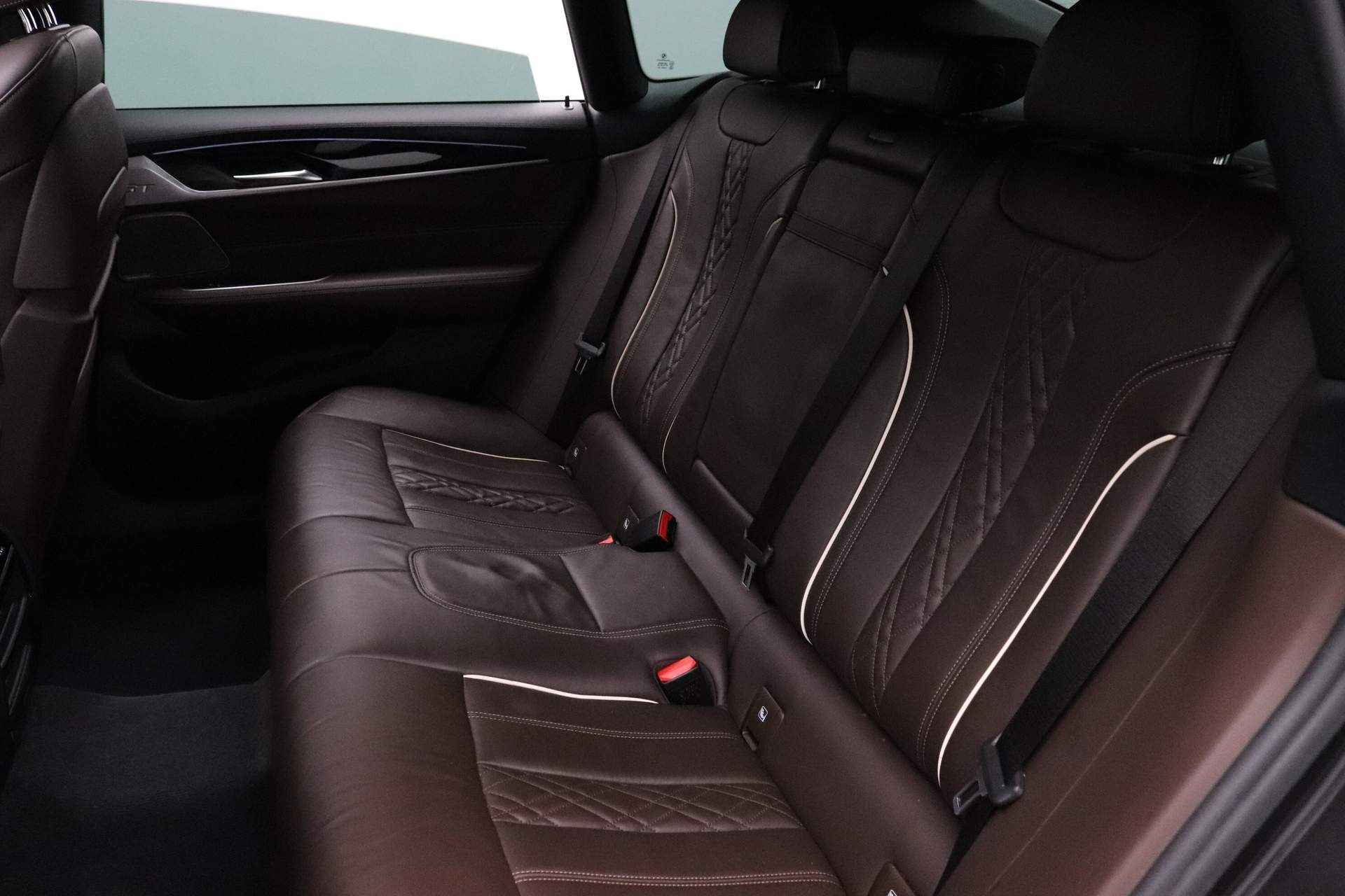 BMW 6 Serie Gran Turismo 630i High Executive Edition | M Sportpakket | BMW Personal CoPilot Pack | Automatische sporttransmissie met stuurschakeling | Adaptive Air Suspension | Comfort Access | 	Comfortstoelen voor | 	Harman Kardon Surround Sou - 19/27