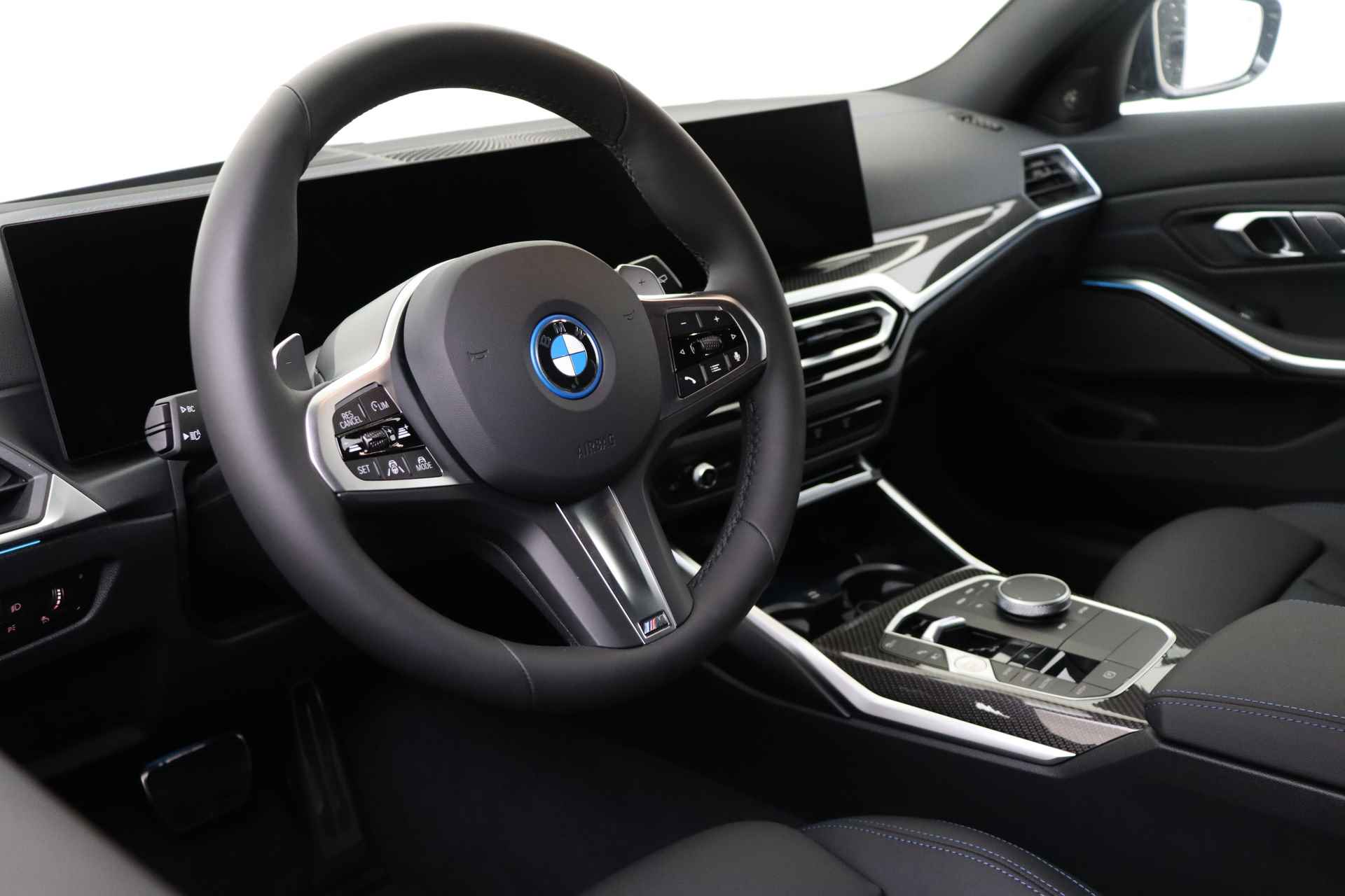 BMW 3 Serie Touring 330e High Executive M Sport Automaat / Panoramadak / Trekhaak / Adaptieve LED / Sportstoelen / Driving Assistant Professional / Parking Assistant - 4/52