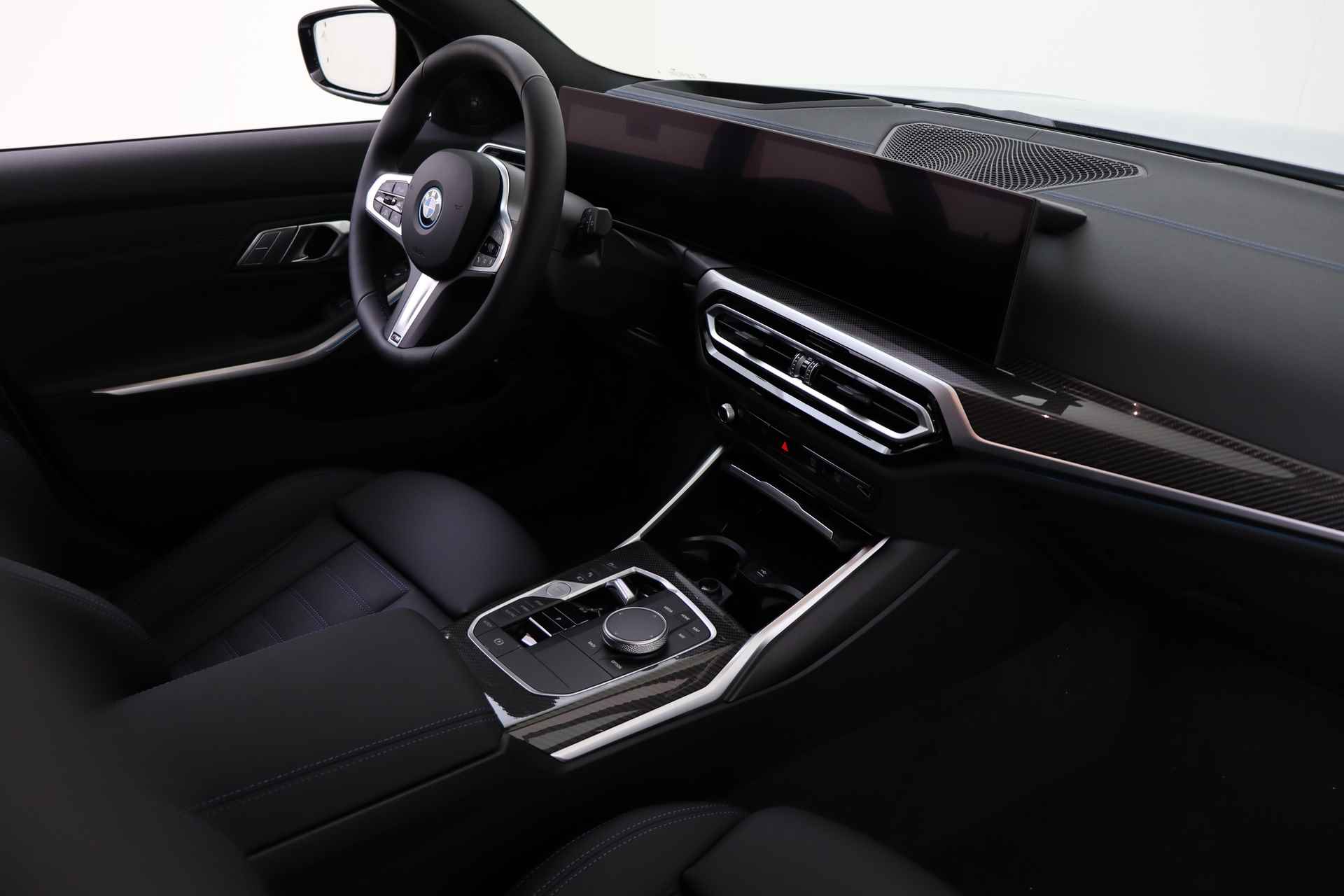 BMW 3 Serie Touring 330e High Executive M Sport Automaat / Panoramadak / Trekhaak / Adaptieve LED / Sportstoelen / Driving Assistant Professional / Parking Assistant - 18/52
