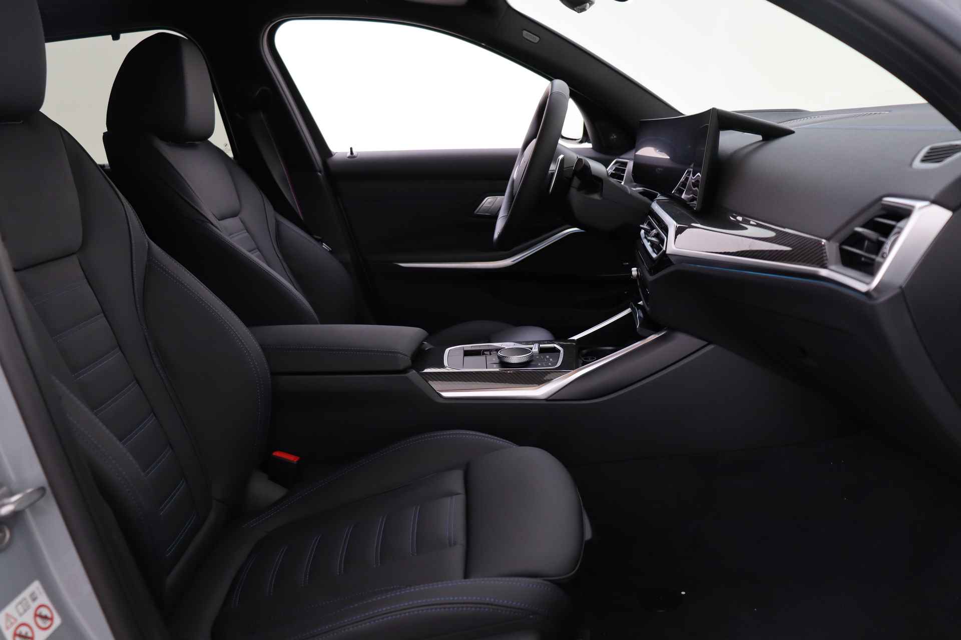 BMW 3 Serie Touring 330e High Executive M Sport Automaat / Panoramadak / Trekhaak / Adaptieve LED / Sportstoelen / Driving Assistant Professional / Parking Assistant - 19/52
