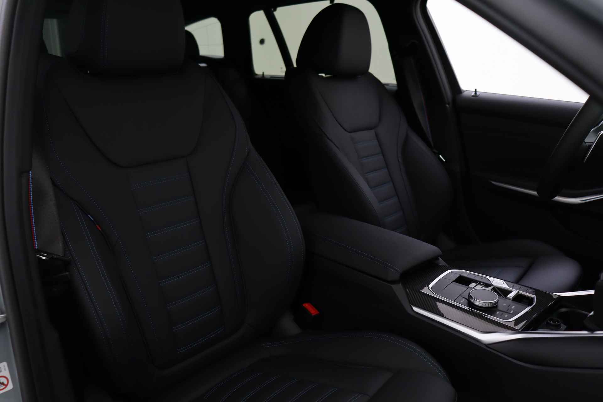 BMW 3 Serie Touring 330e High Executive M Sport Automaat / Panoramadak / Trekhaak / Adaptieve LED / Sportstoelen / Driving Assistant Professional / Parking Assistant - 20/52