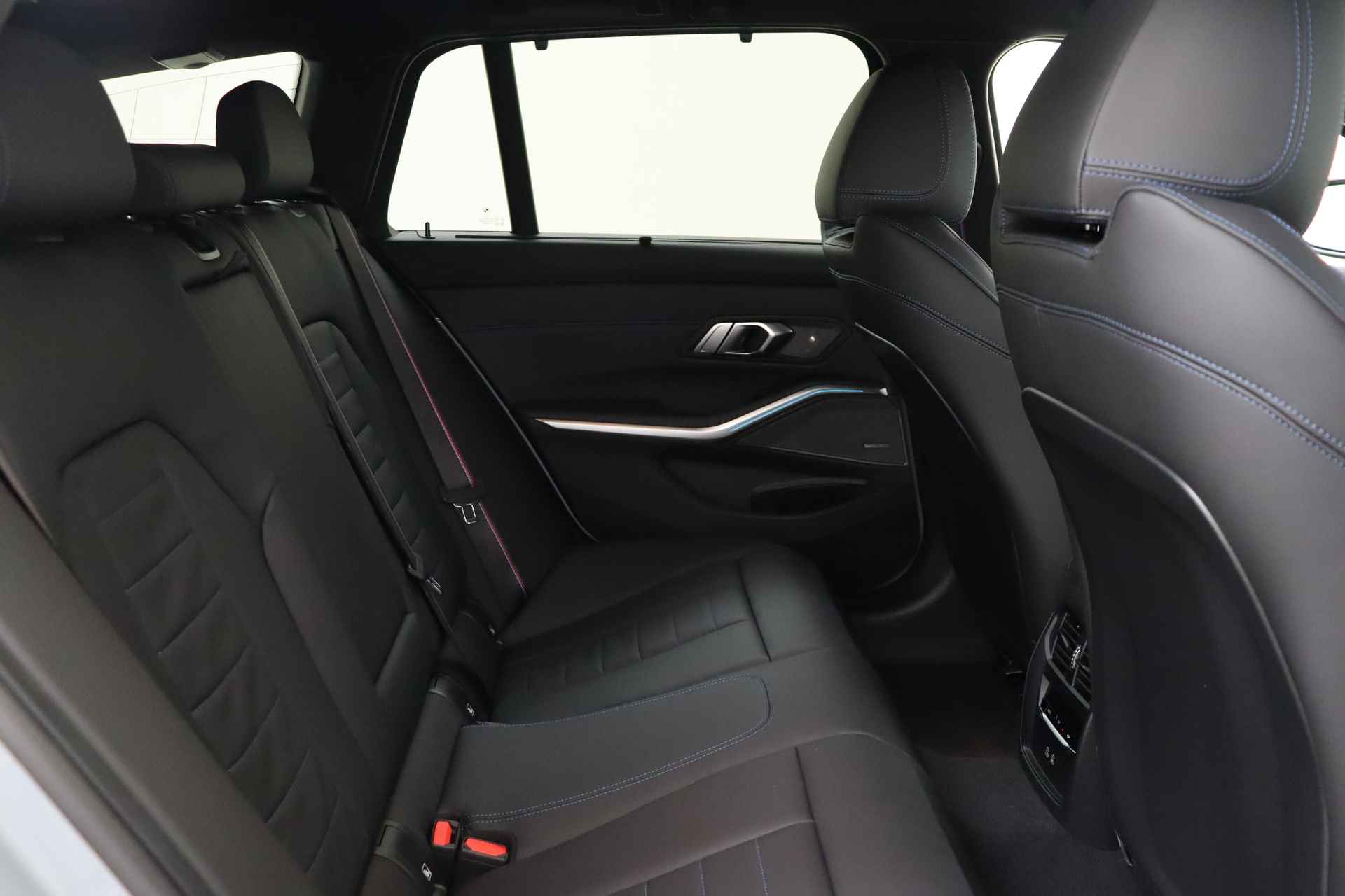 BMW 3 Serie Touring 330e High Executive M Sport Automaat / Panoramadak / Trekhaak / Adaptieve LED / Sportstoelen / Driving Assistant Professional / Parking Assistant - 22/52