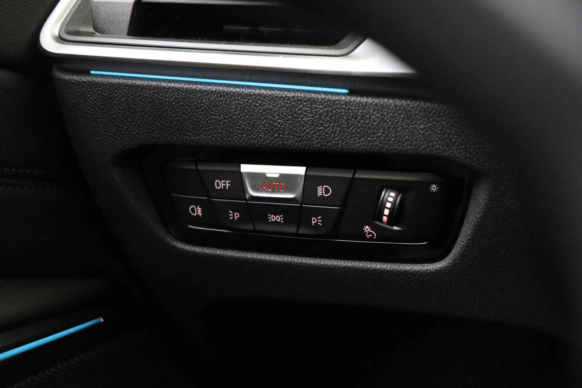 BMW 3 Serie Touring 330e High Executive M Sport Automaat / Panoramadak / Trekhaak / Adaptieve LED / Sportstoelen / Driving Assistant Professional / Parking Assistant - 38/52