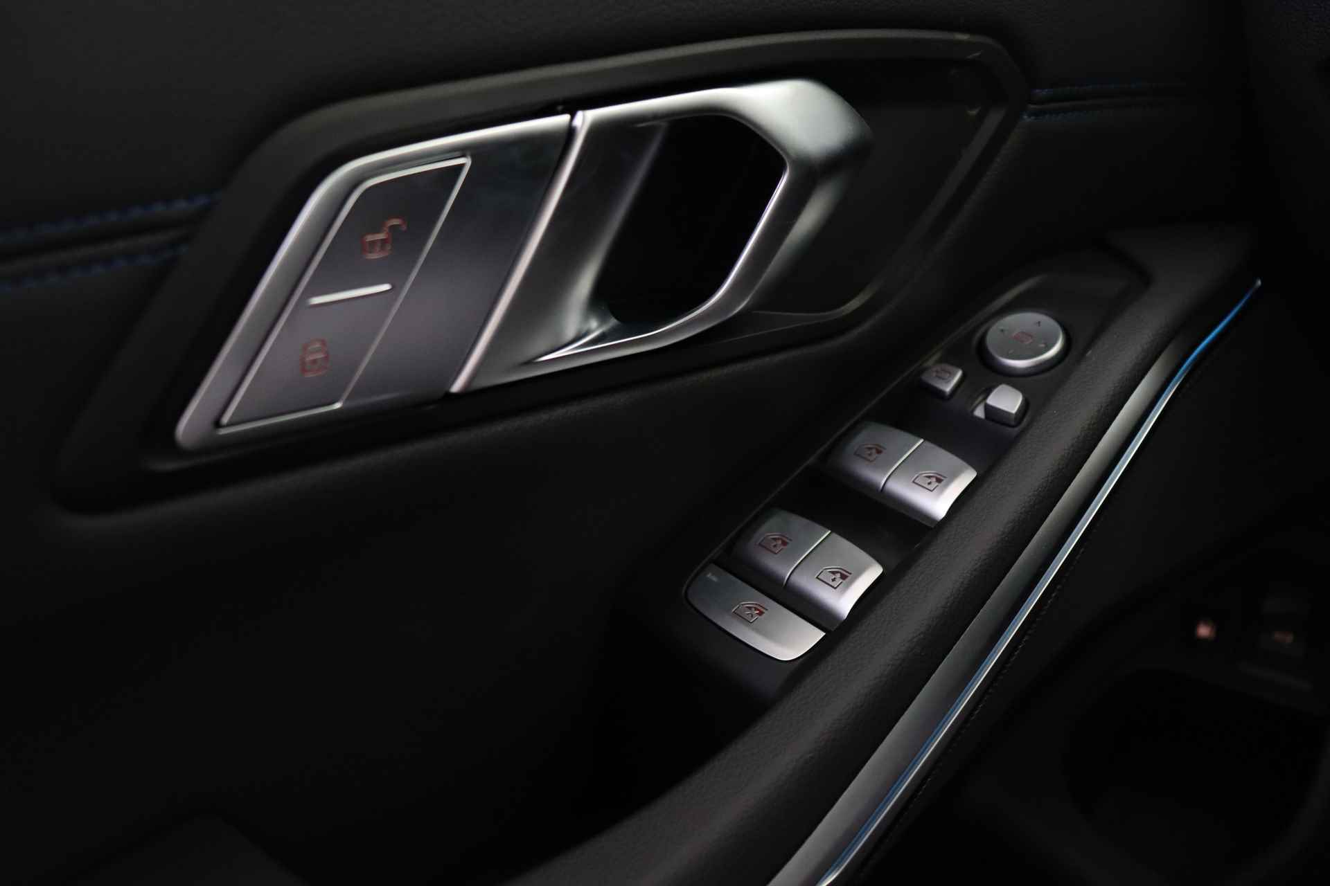 BMW 3 Serie Touring 330e High Executive M Sport Automaat / Panoramadak / Trekhaak / Adaptieve LED / Sportstoelen / Driving Assistant Professional / Parking Assistant - 40/52