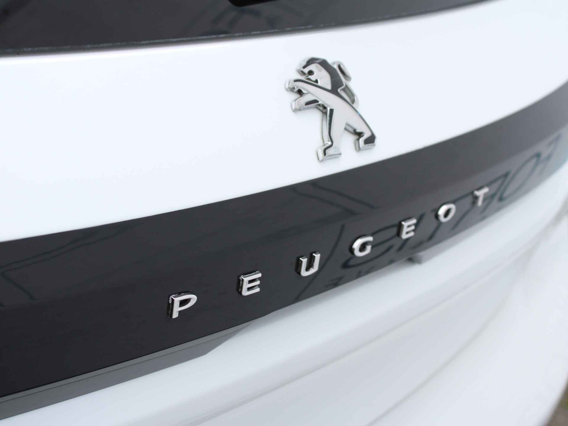 Peugeot e-208 EV GT 350 50 kWh NL AUTO | PANO | CAMERA | 1/2 LEDER | DEALER ONDERHOUDEN | PARELMOER METALLIC!! - 16/35