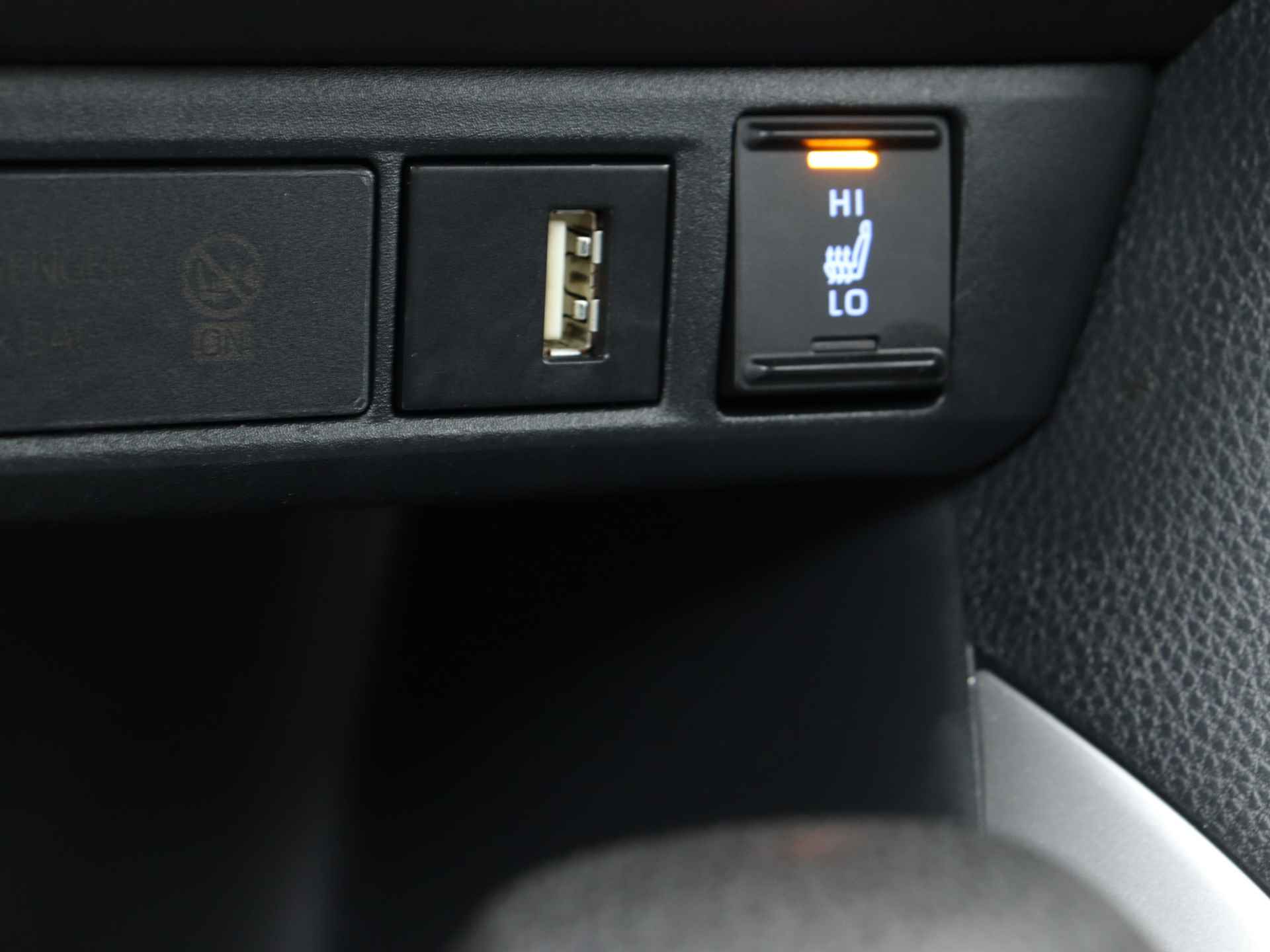 Toyota Yaris 1.5 Hybrid Dynamic | Navigatie | Stoelverwarming | 16 inch LM Velgen | - 35/43