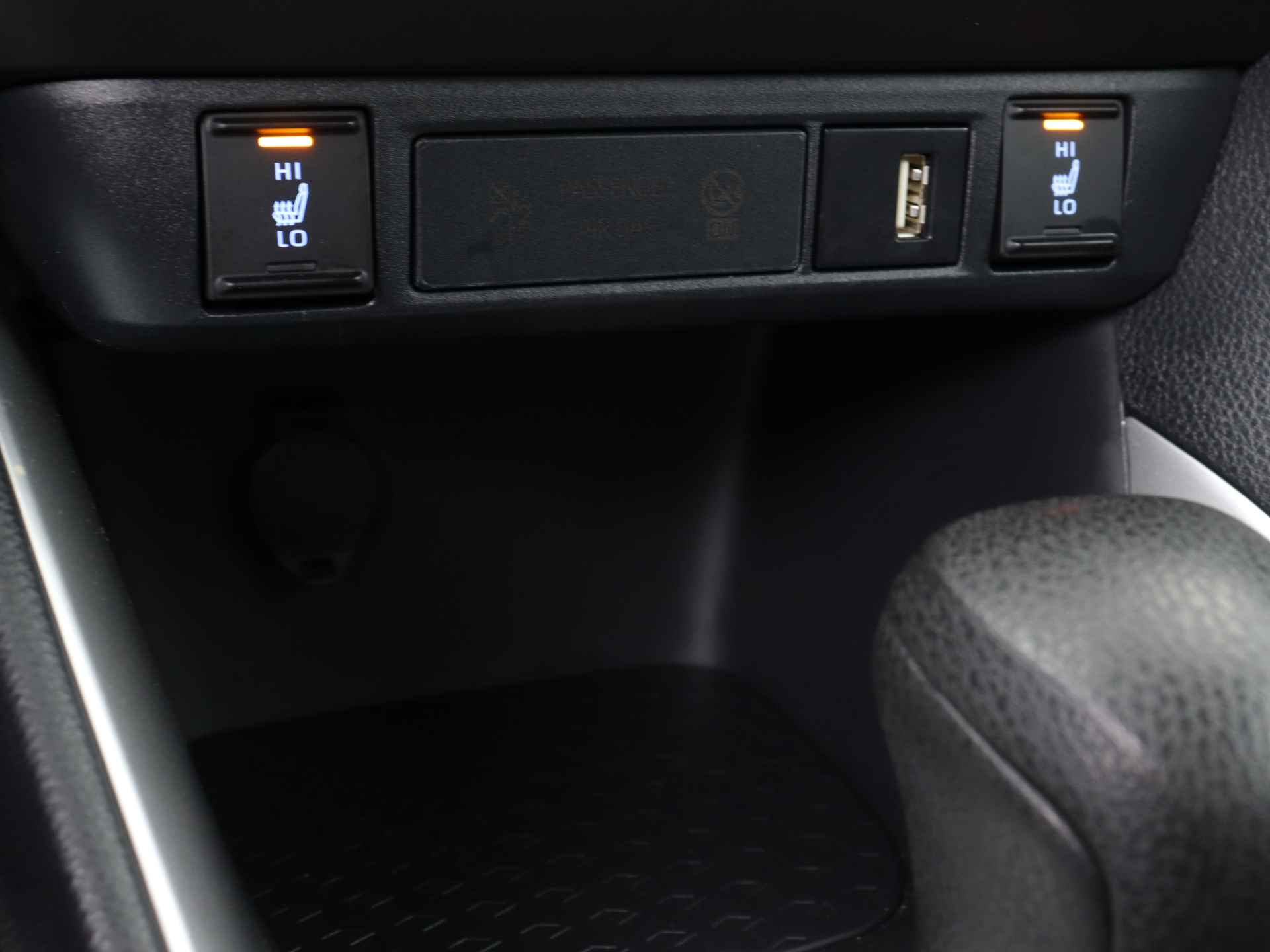 Toyota Yaris 1.5 Hybrid Dynamic | Navigatie | Stoelverwarming | 16 inch LM Velgen | - 41/43