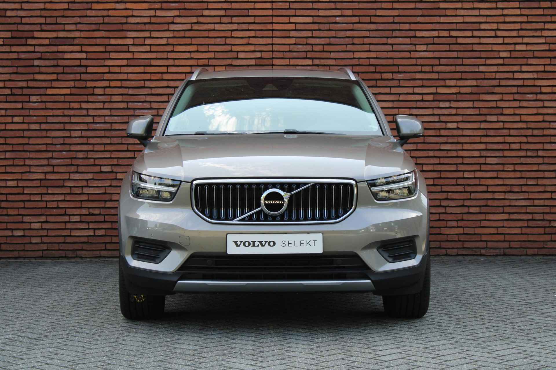 Volvo XC40 T3 AUT8 152PK Inscription, Panoramadak, Parkeercamera, Verwarmbare Voor- en Achterstoelen, Standkachel, Apple Carplay, Andriod Auto, Navigatie, Cruise Control, BLIS Dodehoekdetectie, Extra Getint Glas - 10/22