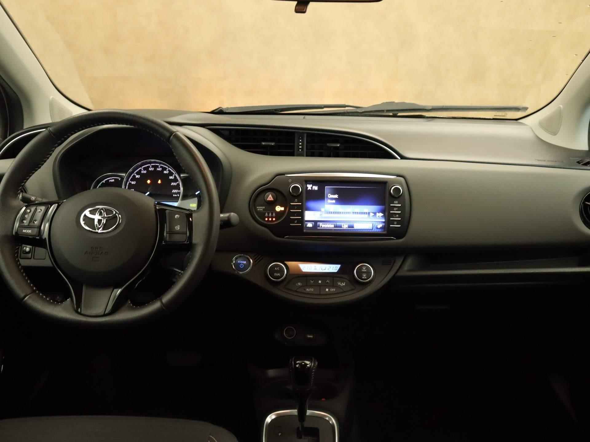 Toyota Yaris 1.5 Hybrid Dynamic - NAVIGATIE -  BI-TONE - ACHTERUITRIJ CAMERA - PARKEERSENSOREN ACHTER - CRUISE CONTROL - KEYLESS START - CLIMATE CONTROL - 4/30