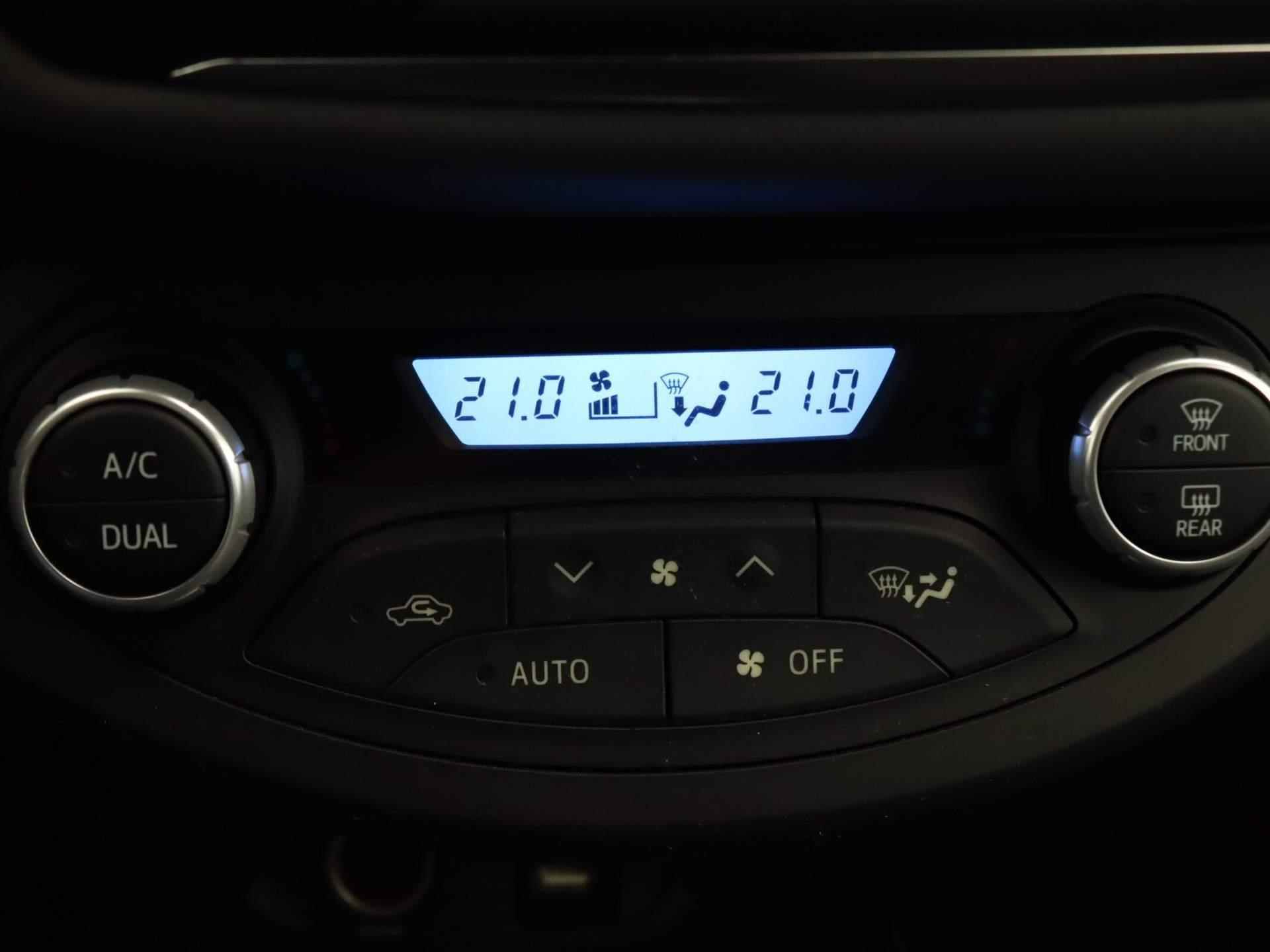 Toyota Yaris 1.5 Hybrid Dynamic - NAVIGATIE -  BI-TONE - ACHTERUITRIJ CAMERA - PARKEERSENSOREN ACHTER - CRUISE CONTROL - KEYLESS START - CLIMATE CONTROL - 25/30