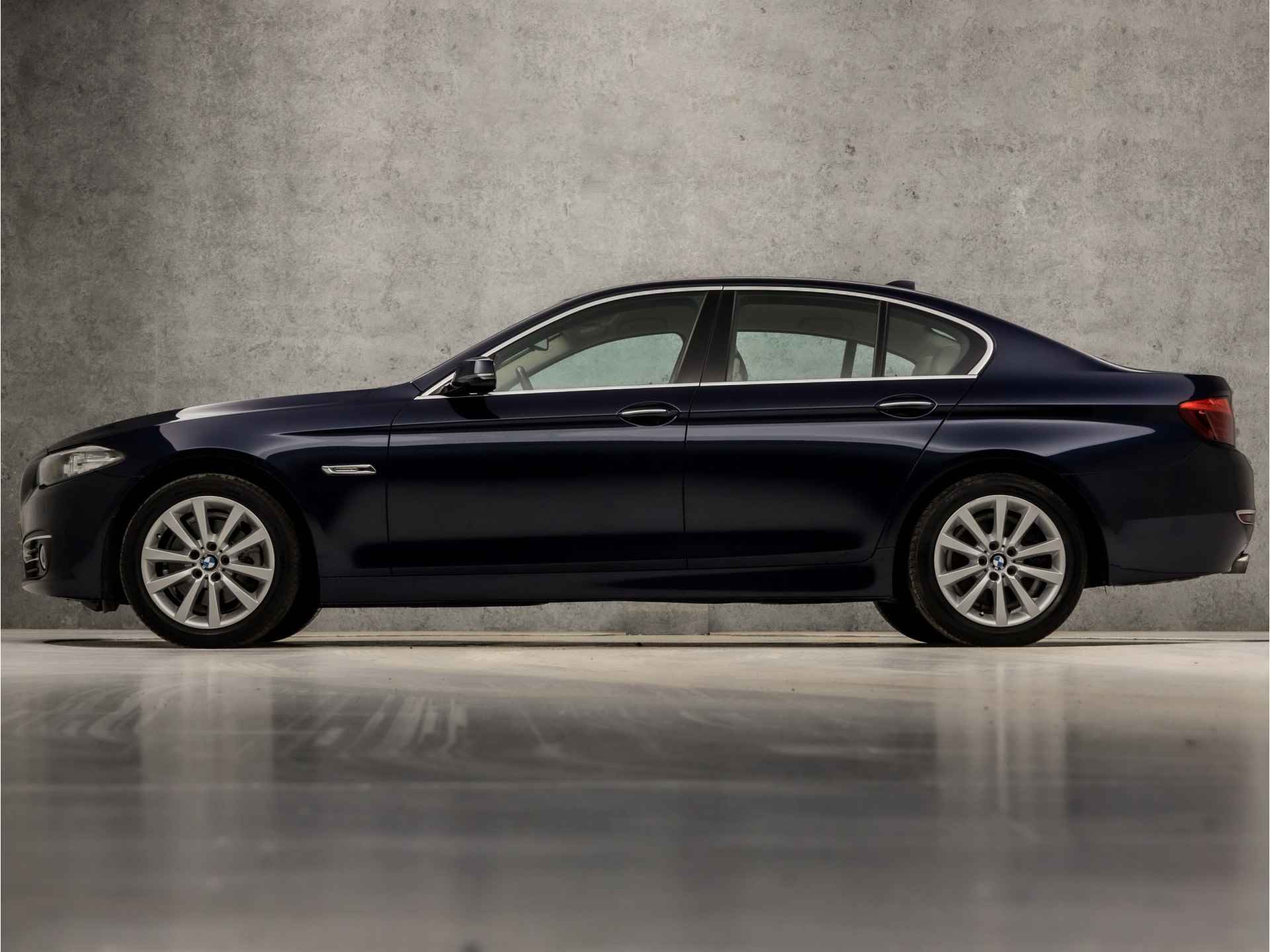 BMW 5 Serie 520i High Executive Sportline 184Pk Automaat (GROOT NAVIGATIE, DEALER ONDERHOUDEN, NAP, STOELVERWARMING, LEDER, MEMORY SEATS, DIGITAL COCKPIT, PARKEERSENSOREN, NIEUWE APK, NIEUWSTAAT) - 2/39