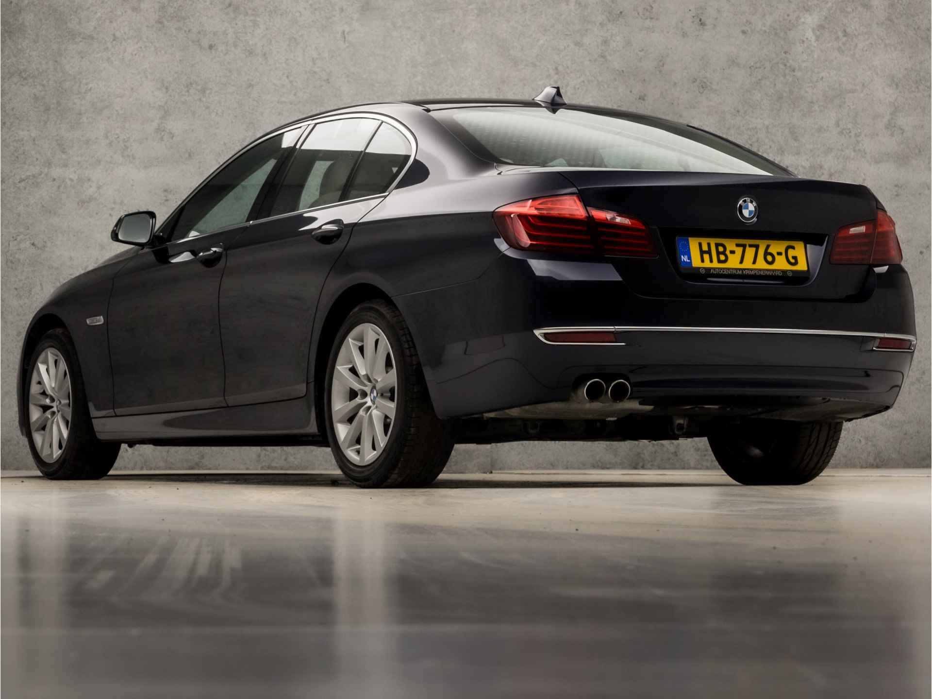 BMW 5 Serie 520i High Executive Sportline 184Pk Automaat (GROOT NAVIGATIE, DEALER ONDERHOUDEN, NAP, STOELVERWARMING, LEDER, MEMORY SEATS, DIGITAL COCKPIT, PARKEERSENSOREN, NIEUWE APK, NIEUWSTAAT) - 3/39