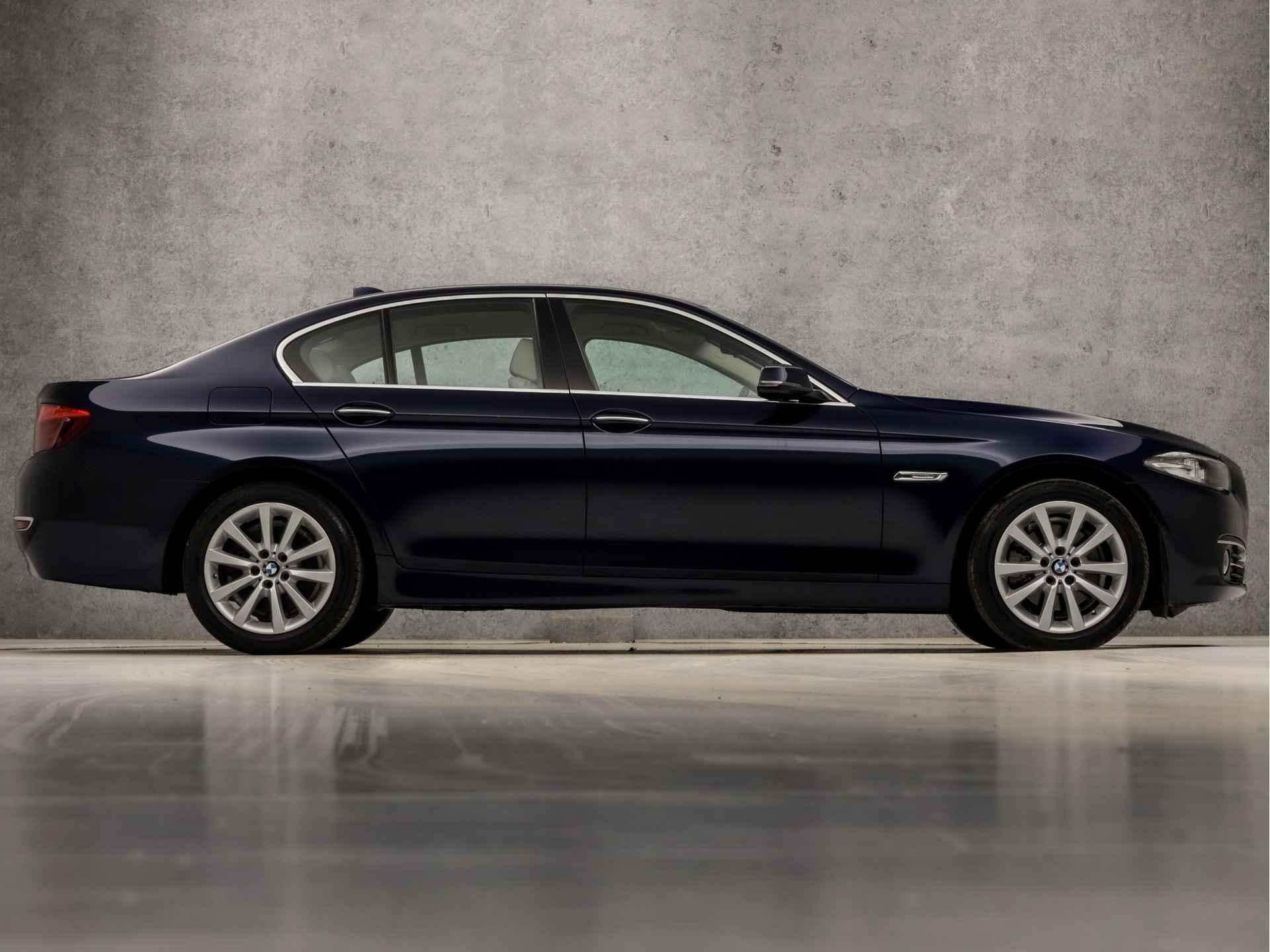 BMW 5 Serie 520i High Executive Sportline 184Pk Automaat (GROOT NAVIGATIE, DEALER ONDERHOUDEN, NAP, STOELVERWARMING, LEDER, MEMORY SEATS, DIGITAL COCKPIT, PARKEERSENSOREN, NIEUWE APK, NIEUWSTAAT) - 4/39