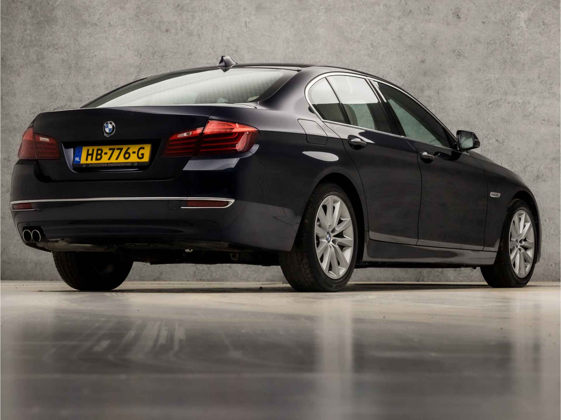 BMW 5 Serie 520i High Executive Sportline 184Pk Automaat (GROOT NAVIGATIE, DEALER ONDERHOUDEN, NAP, STOELVERWARMING, LEDER, MEMORY SEATS, DIGITAL COCKPIT, PARKEERSENSOREN, NIEUWE APK, NIEUWSTAAT) - 5/39