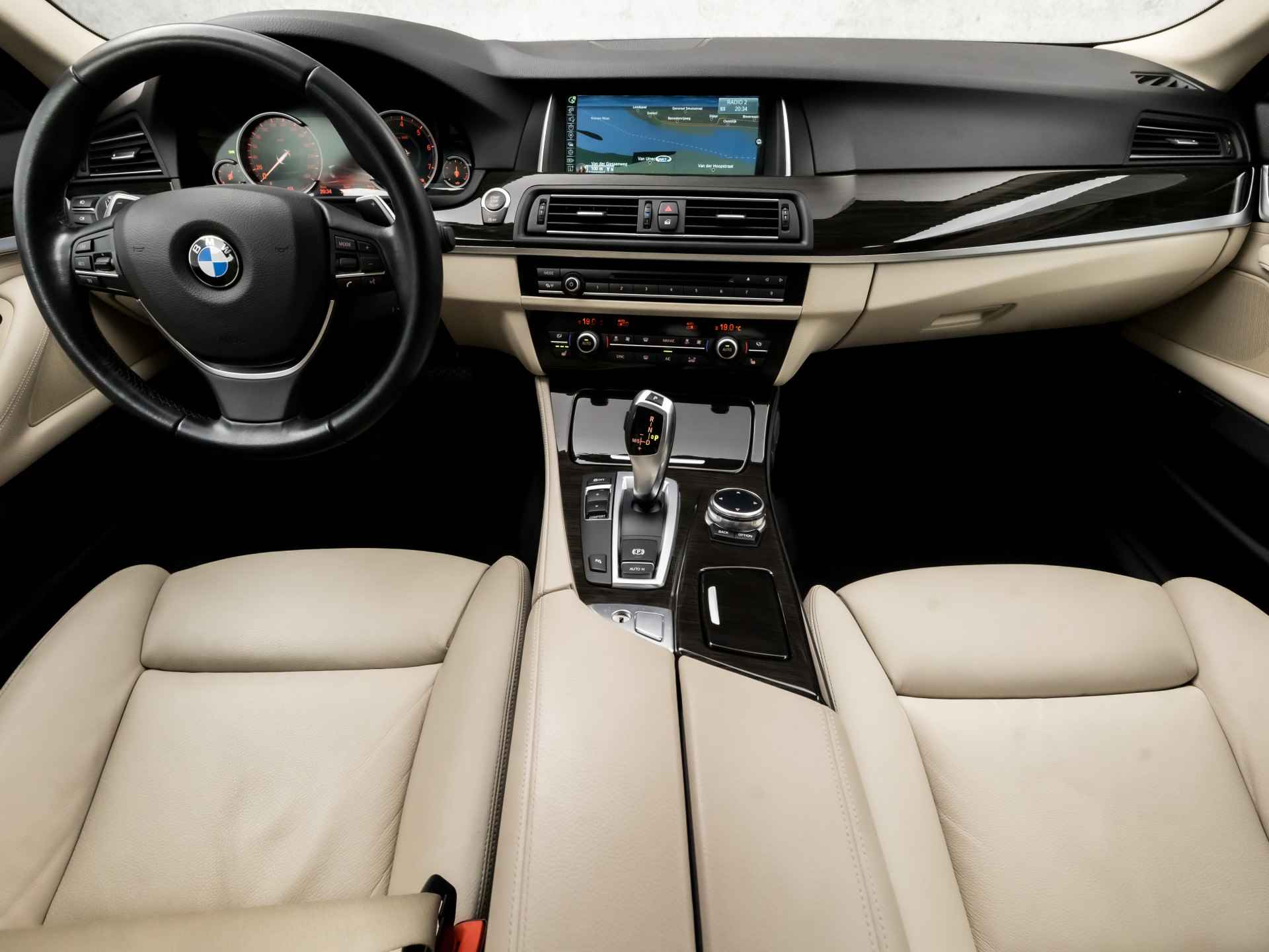 BMW 5 Serie 520i High Executive Sportline 184Pk Automaat (GROOT NAVIGATIE, DEALER ONDERHOUDEN, NAP, STOELVERWARMING, LEDER, MEMORY SEATS, DIGITAL COCKPIT, PARKEERSENSOREN, NIEUWE APK, NIEUWSTAAT) - 6/39