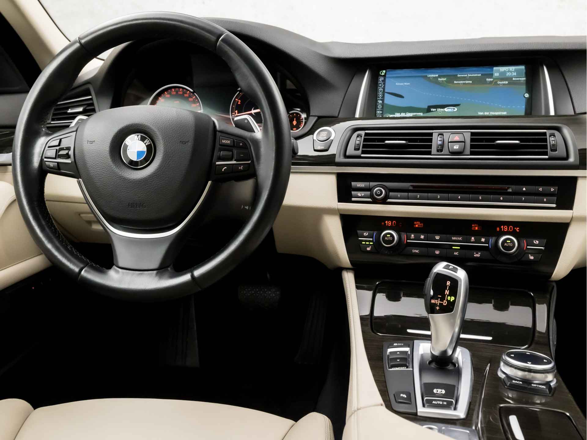 BMW 5 Serie 520i High Executive Sportline 184Pk Automaat (GROOT NAVIGATIE, DEALER ONDERHOUDEN, NAP, STOELVERWARMING, LEDER, MEMORY SEATS, DIGITAL COCKPIT, PARKEERSENSOREN, NIEUWE APK, NIEUWSTAAT) - 7/39