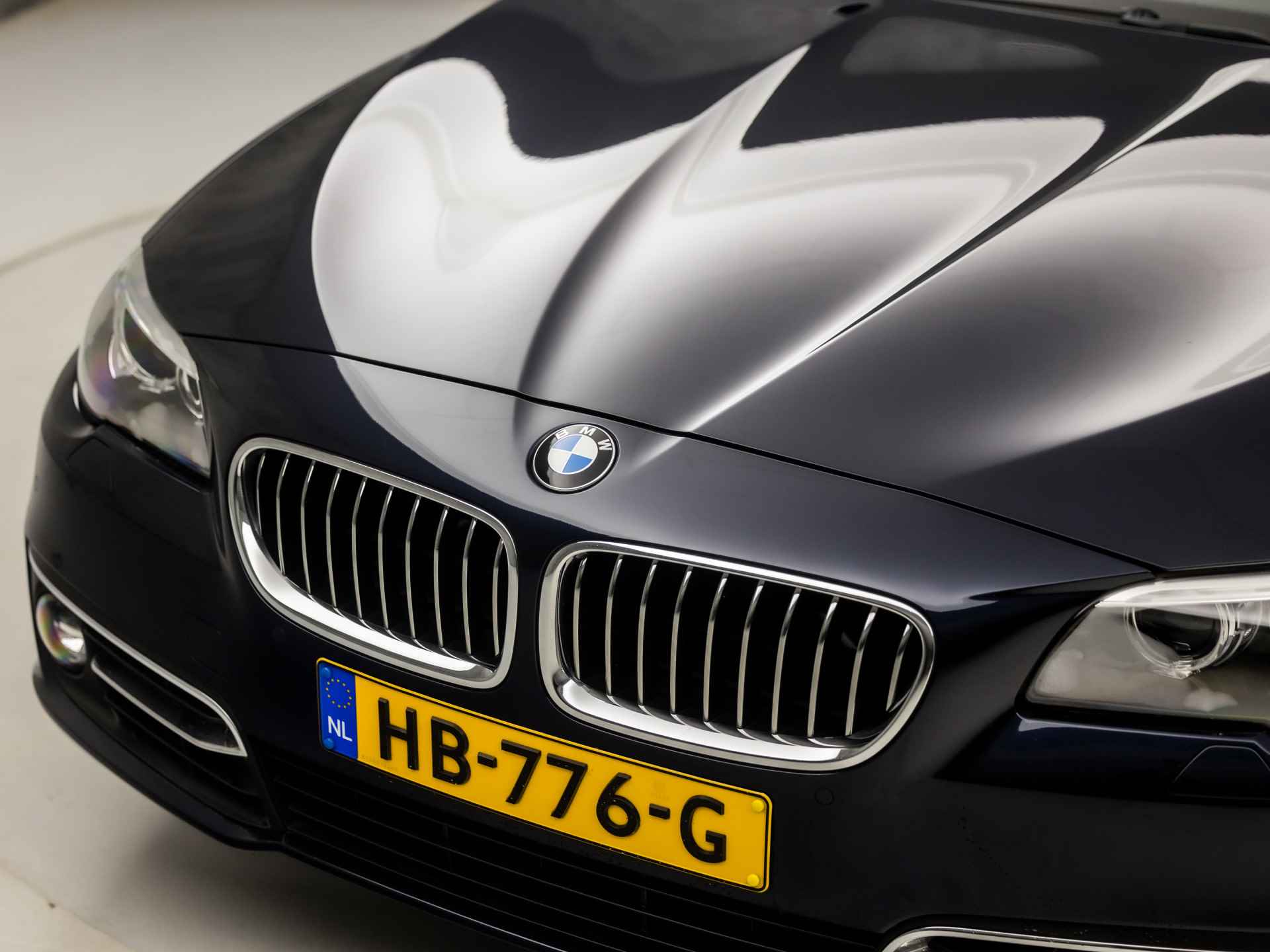 BMW 5 Serie 520i High Executive Sportline 184Pk Automaat (GROOT NAVIGATIE, DEALER ONDERHOUDEN, NAP, STOELVERWARMING, LEDER, MEMORY SEATS, DIGITAL COCKPIT, PARKEERSENSOREN, NIEUWE APK, NIEUWSTAAT) - 15/39