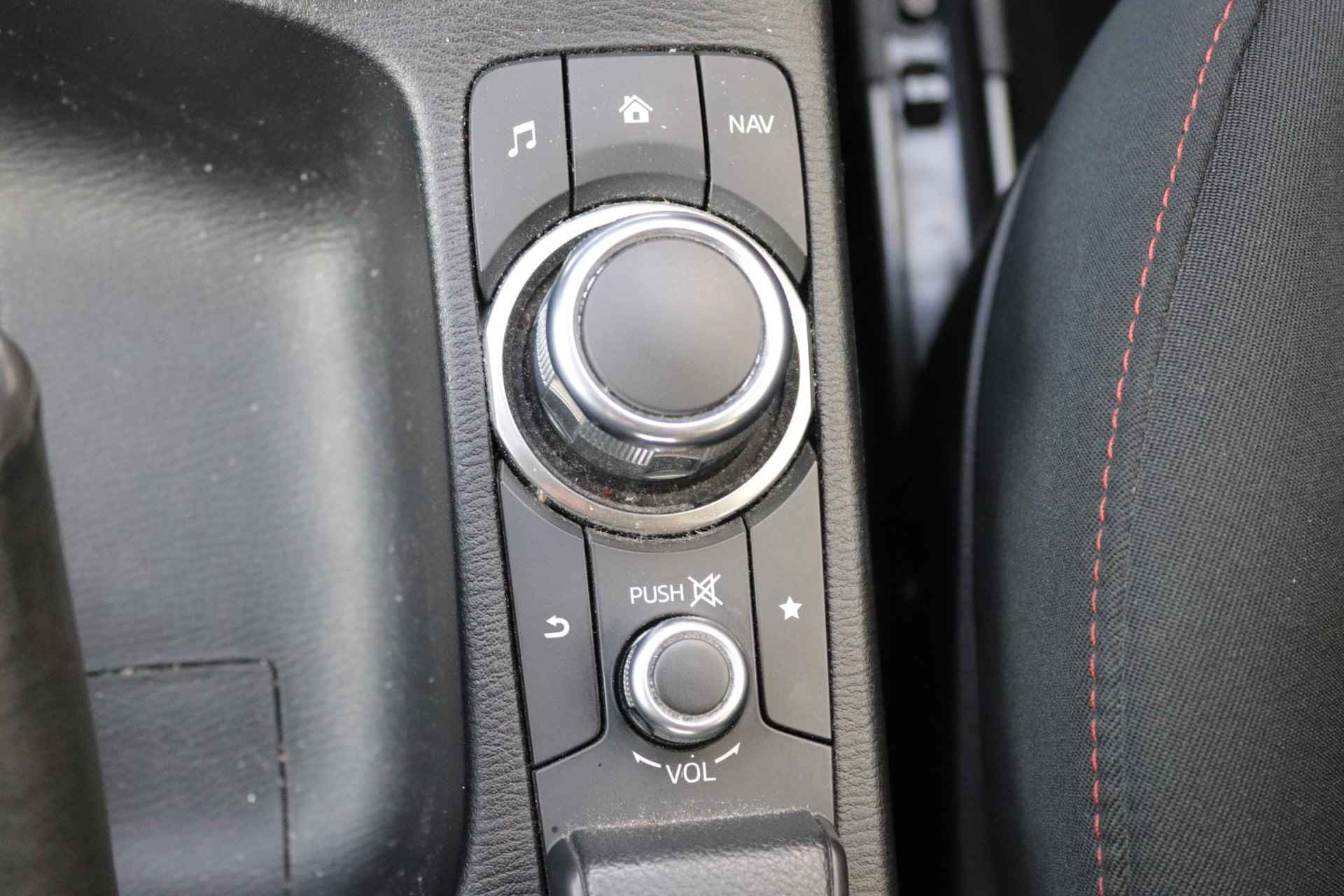 Mazda 2 1.5 Skyactiv-G 90 GT-M | Automaat | Navigatie | Climate Control | LED koplampen | LMV 16" | Trekhaak Afneembaar | Stoelverwarming | - 26/30