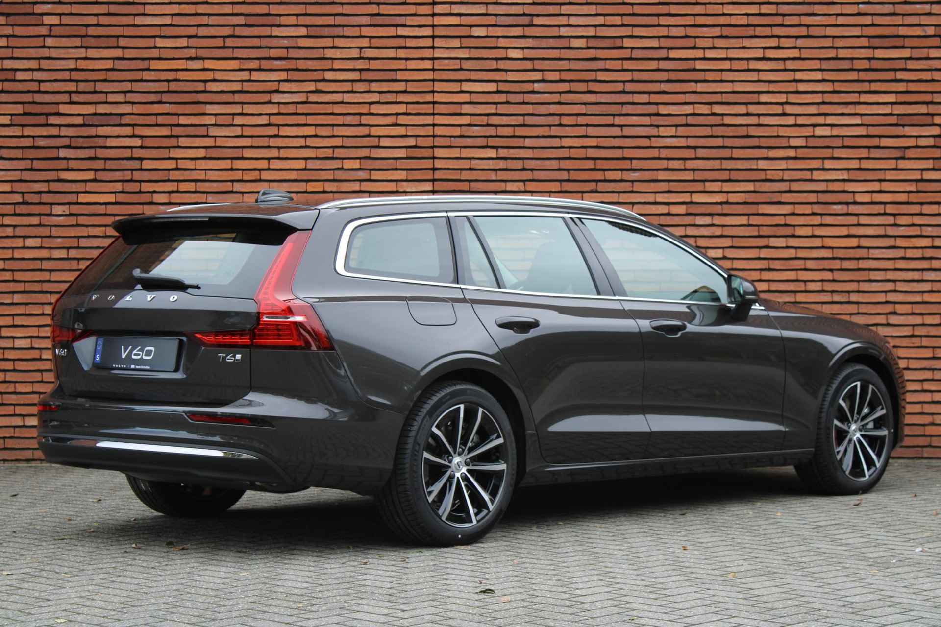 Volvo V60 T6 AWD AUT8 350PK Essential Edition, **Direct leverbaar**Leder zonder meerprijs** Adaptieve Cruise Control Met Pilot Assist, Verwarmbare Voorstoelen, Stuurwielverwarming, Lederen Bekleding, BLIS Dodehoekdetectie, 18" Lichtmetalen Velgen, Elektrisch Verstelbare Lendesteunen, Park Assist Voor & Achter incl. Achteruitrijcamera, Google Services, - 2/18