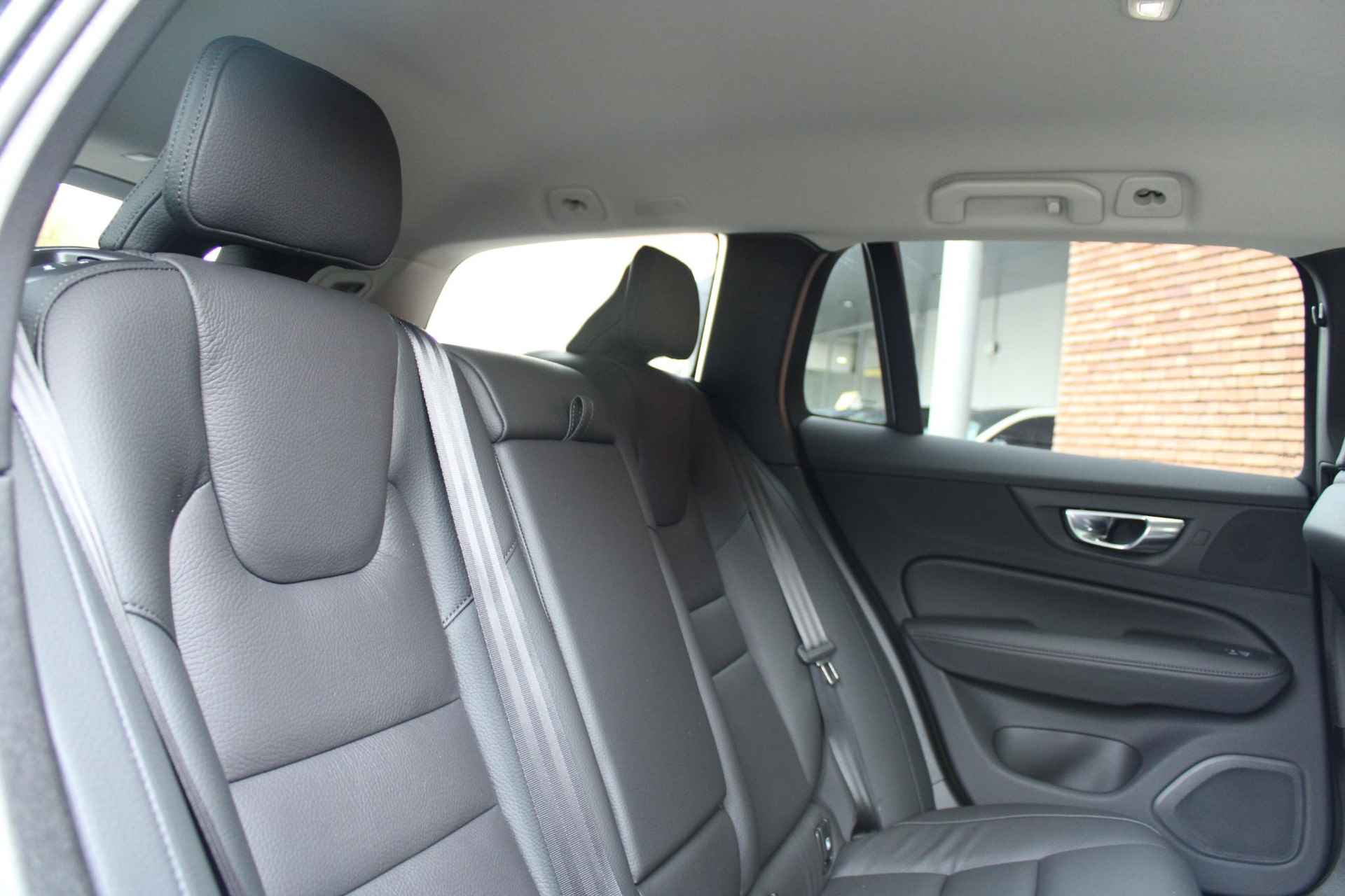 Volvo V60 T6 AWD AUT8 350PK Essential Edition, **Direct leverbaar**Leder zonder meerprijs** Adaptieve Cruise Control Met Pilot Assist, Verwarmbare Voorstoelen, Stuurwielverwarming, Lederen Bekleding, BLIS Dodehoekdetectie, 18" Lichtmetalen Velgen, Elektrisch Verstelbare Lendesteunen, Park Assist Voor & Achter incl. Achteruitrijcamera, Google Services, - 5/18