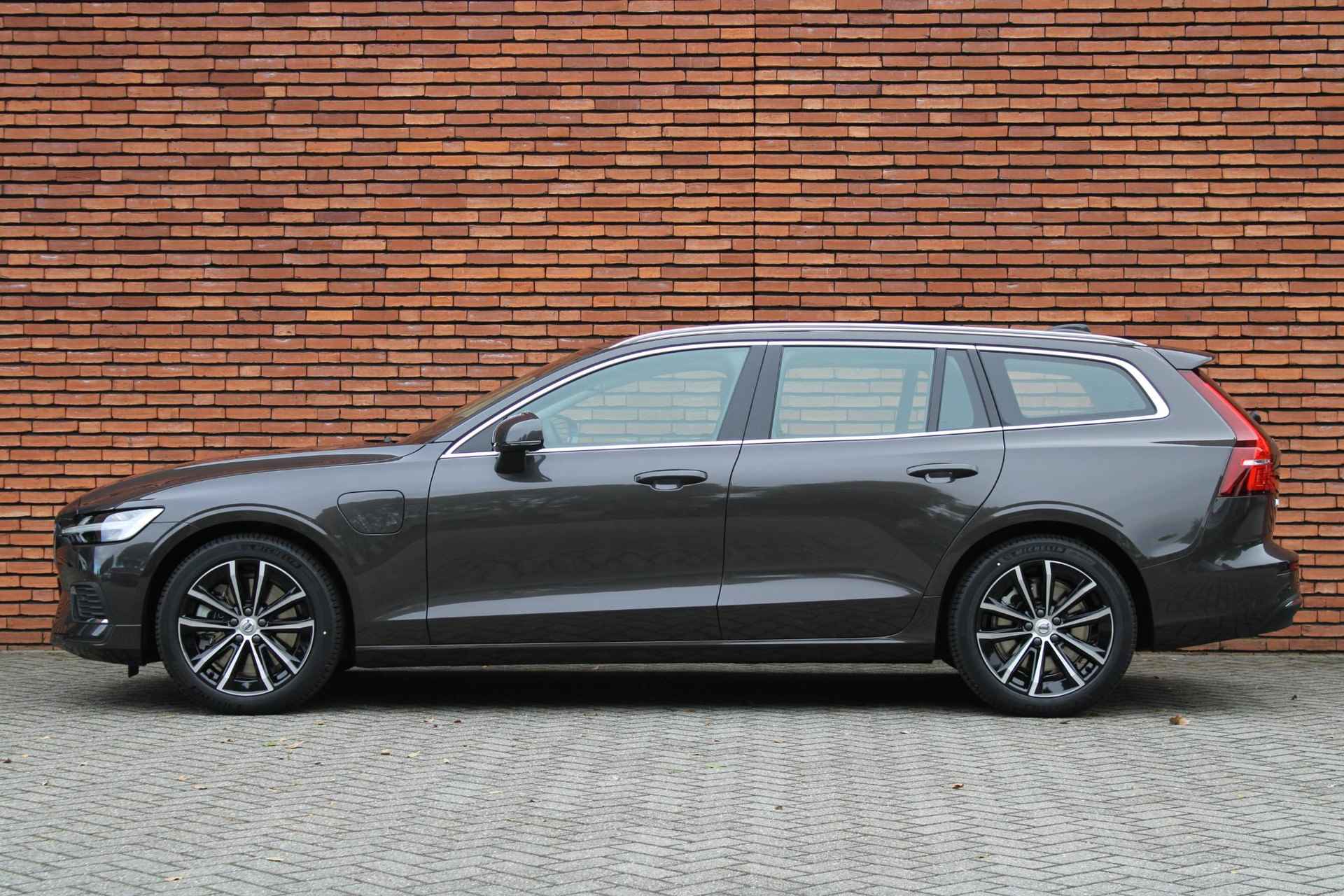 Volvo V60 T6 AWD AUT8 350PK Essential Edition, **Direct leverbaar**Leder zonder meerprijs** Adaptieve Cruise Control Met Pilot Assist, Verwarmbare Voorstoelen, Stuurwielverwarming, Lederen Bekleding, BLIS Dodehoekdetectie, 18" Lichtmetalen Velgen, Elektrisch Verstelbare Lendesteunen, Park Assist Voor & Achter incl. Achteruitrijcamera, Google Services, - 7/18