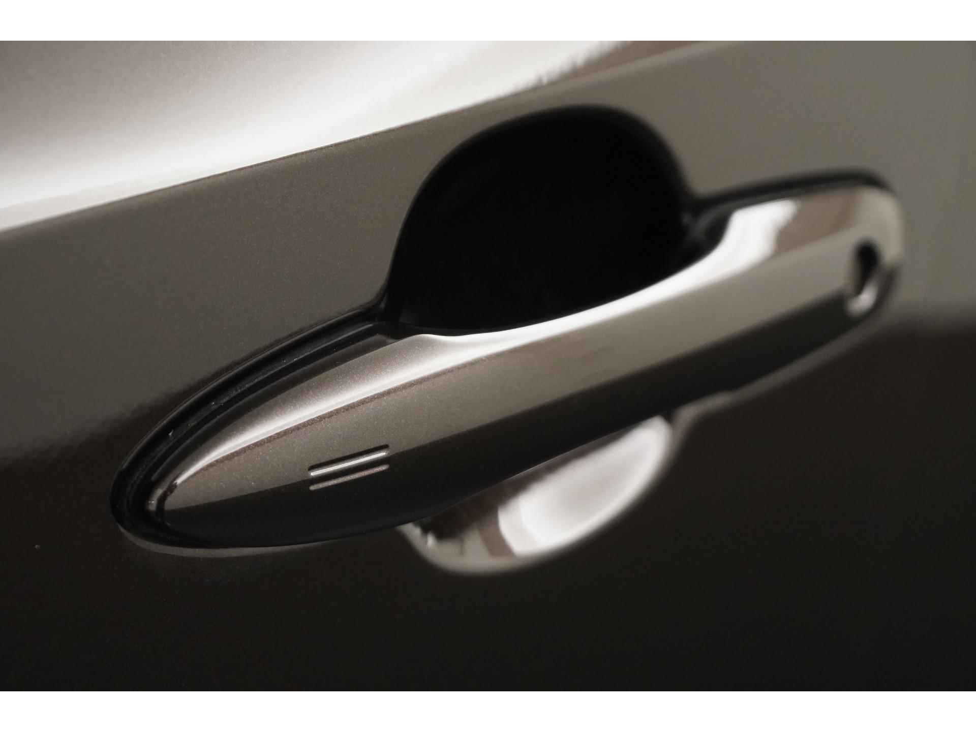 Toyota Corolla 2.0 Hybrid Executive | Leder/alcantara | Blind spot | Camera | Park assist |  Zondag Open! - 38/43