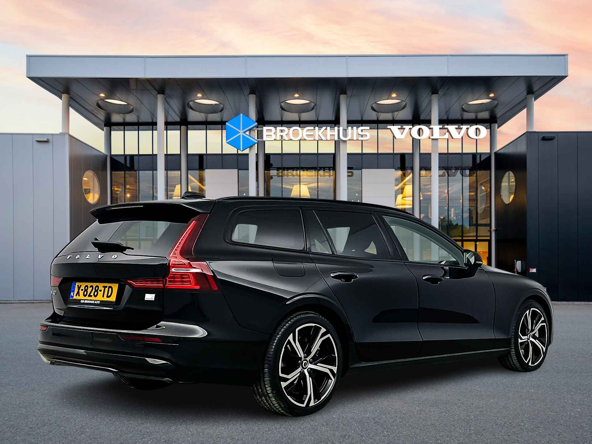 Volvo V60 T6 Recharge AWD Plus Dark | 19" | Extra getint glas | Leder | Adaptieve cruise | BLIS | Elektrische stoelen | Keyless | Stoel/st - 4/34