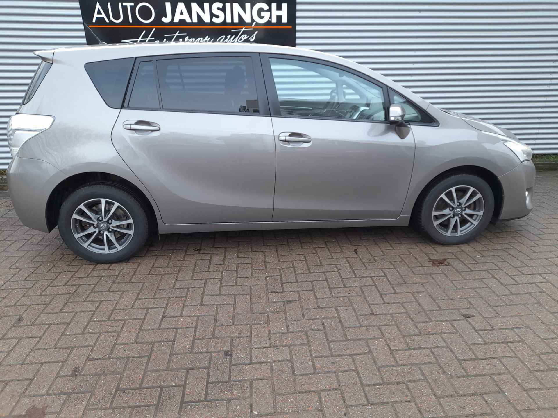 Toyota Verso 1.8 VVT-i Dynamic Business met Panoramadak en Automaat! | Clima | Cruise control | LM Velgen | Camera | PDC voor en achter | RIJKLAARPRIJS INCL 12 MAANDEN GARANTIE EN BEURT - 6/21