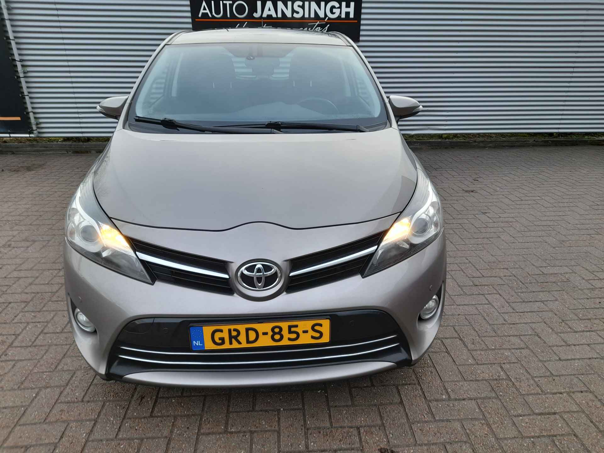 Toyota Verso 1.8 VVT-i Dynamic Business met Panoramadak en Automaat! | Clima | Cruise control | LM Velgen | Camera | PDC voor en achter | RIJKLAARPRIJS INCL 12 MAANDEN GARANTIE EN BEURT - 7/21