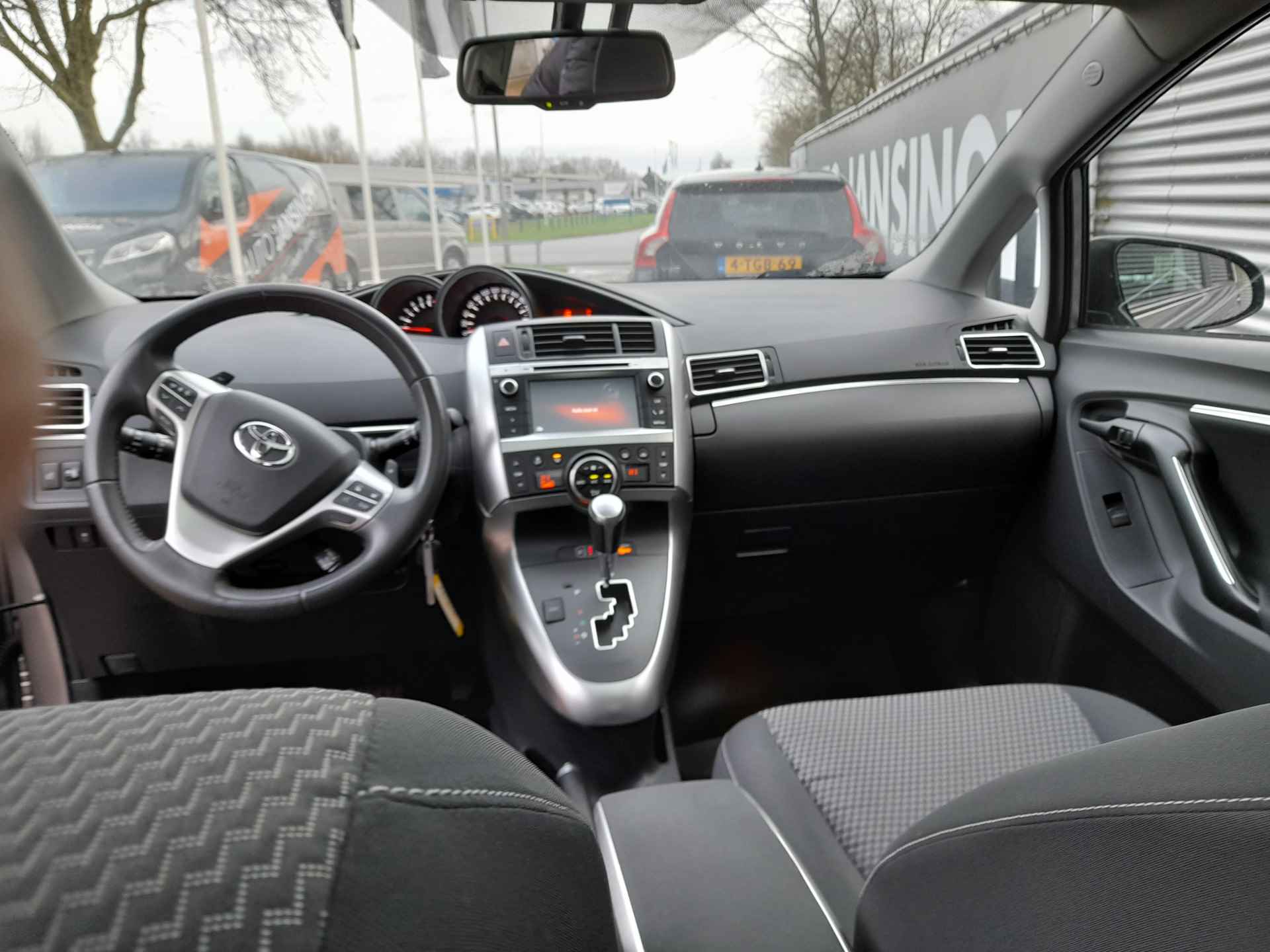 Toyota Verso 1.8 VVT-i Dynamic Business met Panoramadak en Automaat! | Clima | Cruise control | LM Velgen | Camera | PDC voor en achter | RIJKLAARPRIJS INCL 12 MAANDEN GARANTIE EN BEURT - 17/21